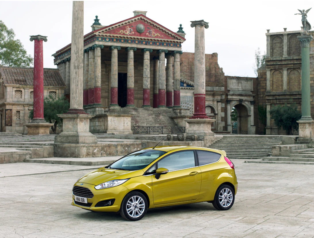 Ford Fiesta JA8 Dreitürer Ausenansicht Seite schräg statisch gold