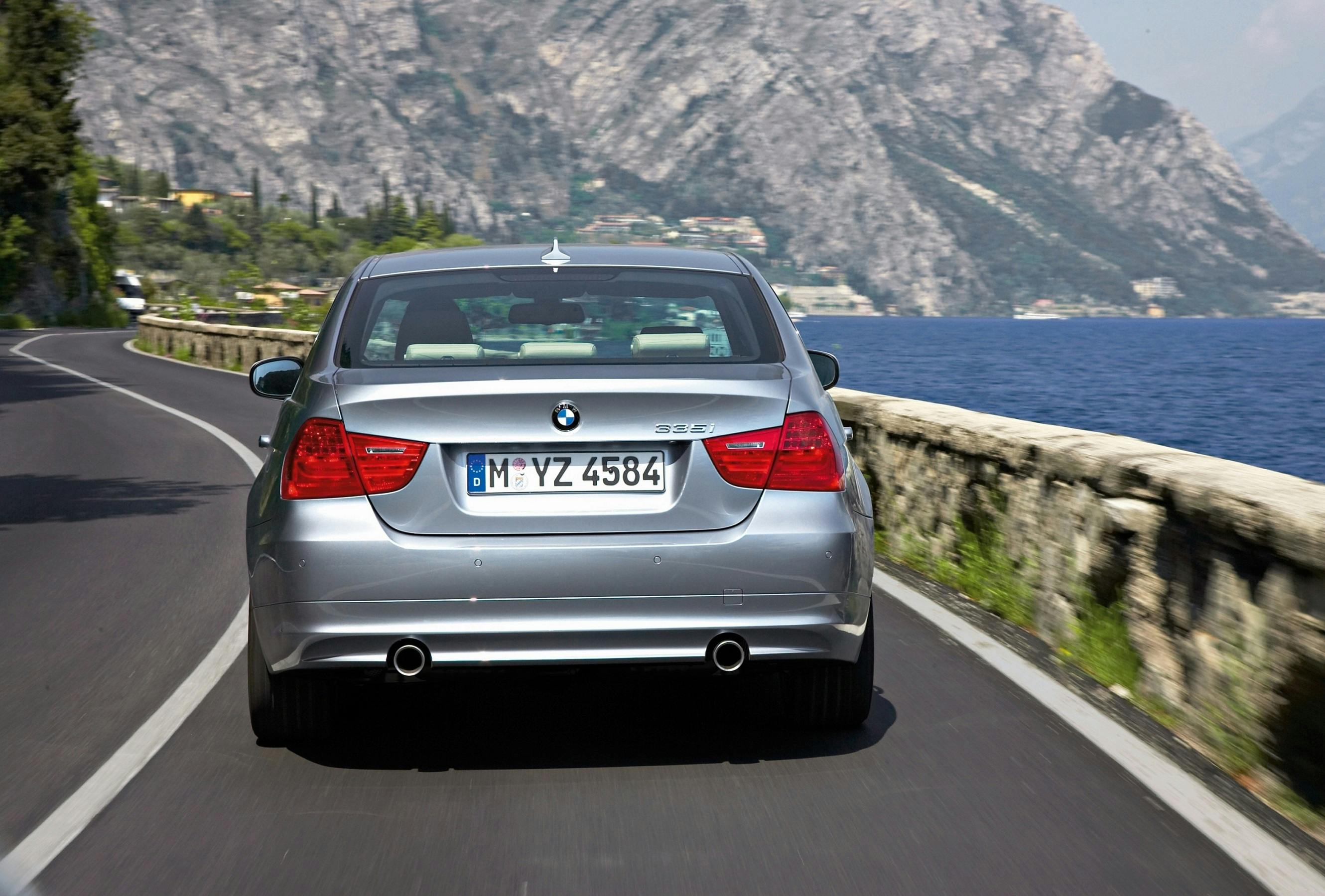 BMW 3er Limousine Aussenansicht Heck dynamisch grau