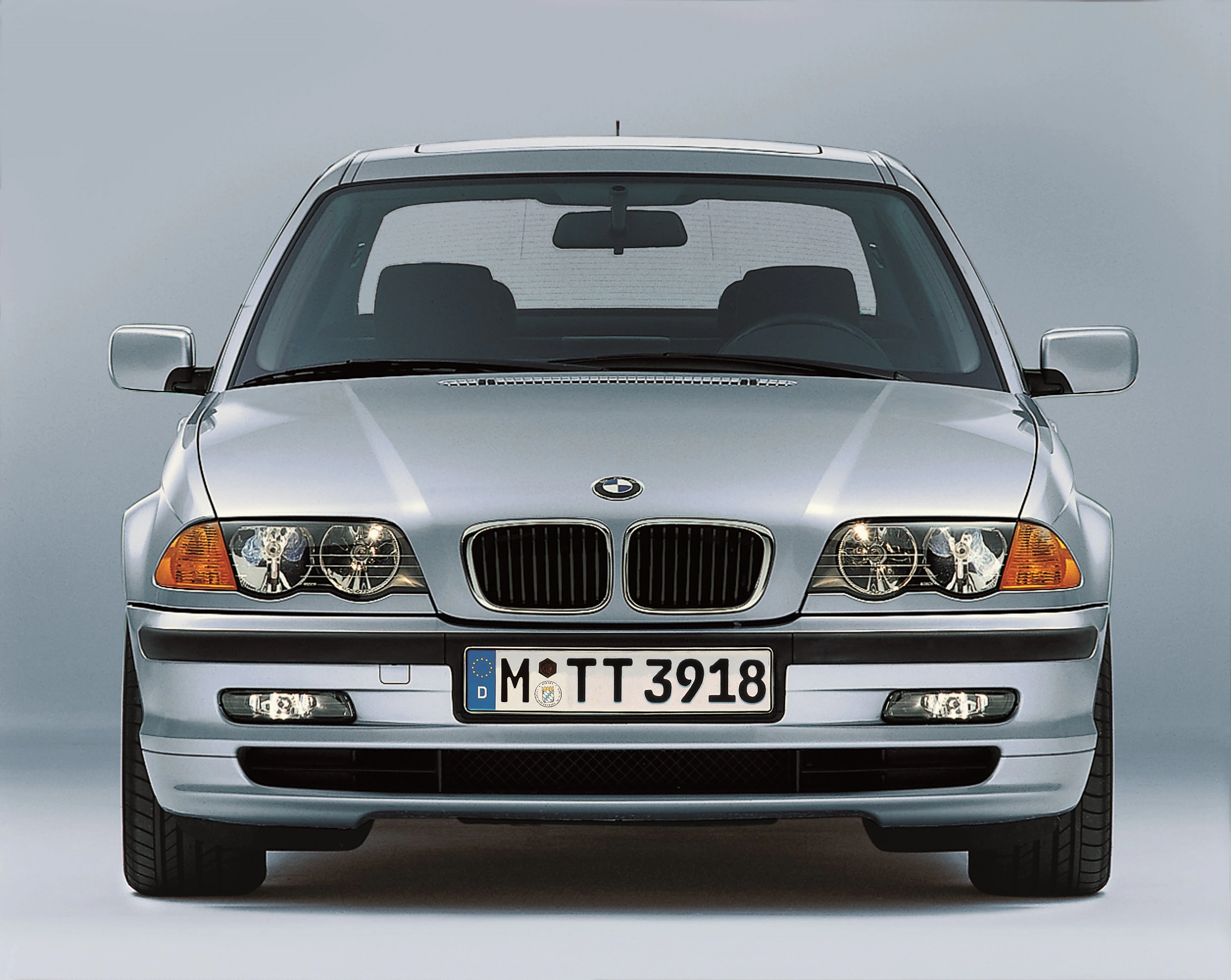 BMW 3er Limousine E46 Aussenansicht Front statisch Studio silber
