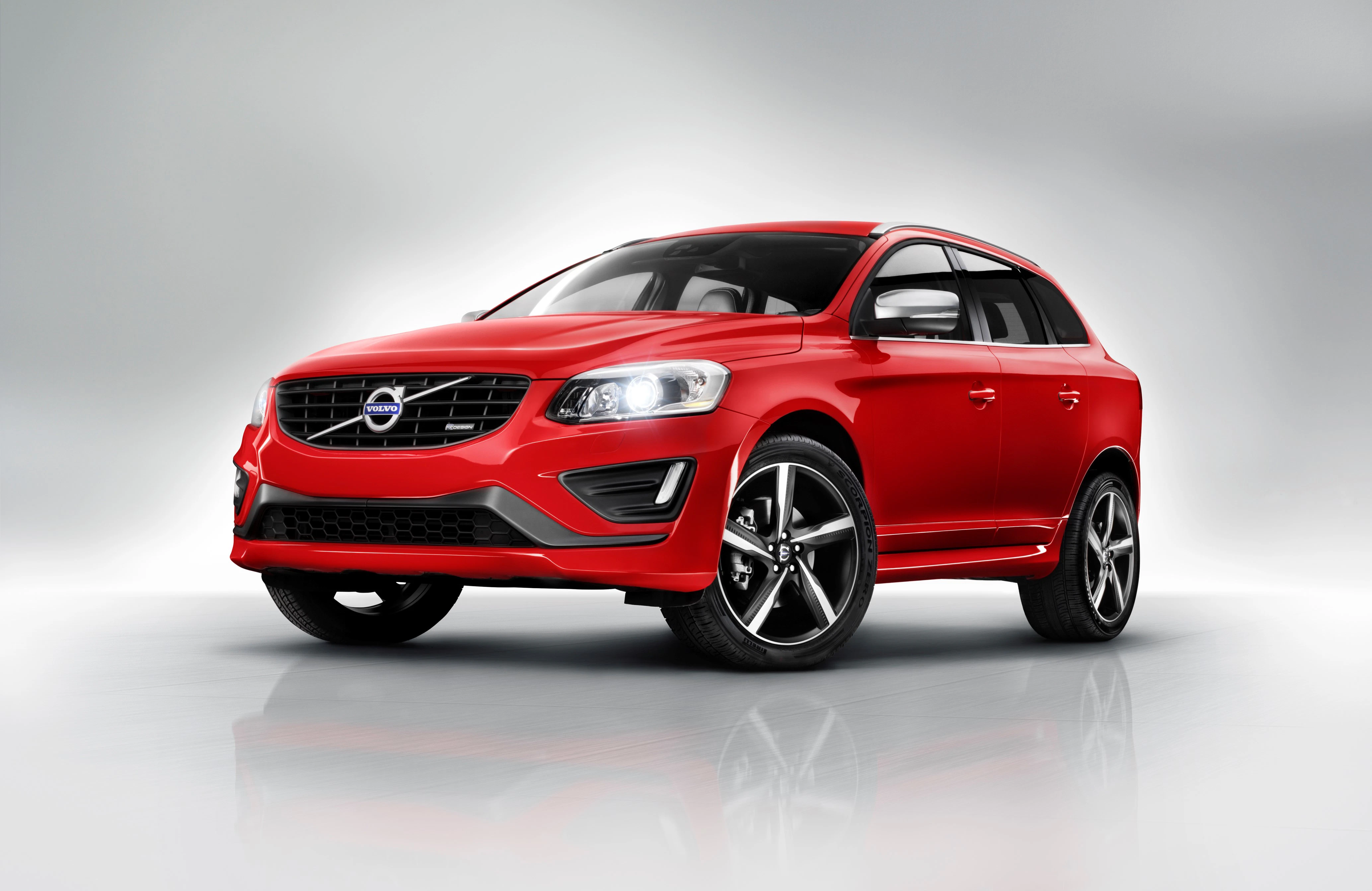Roter SUV mit markantem Kühlergrill und stylischen Felgen, auf einem neutralen Hintergrund präsentiert.