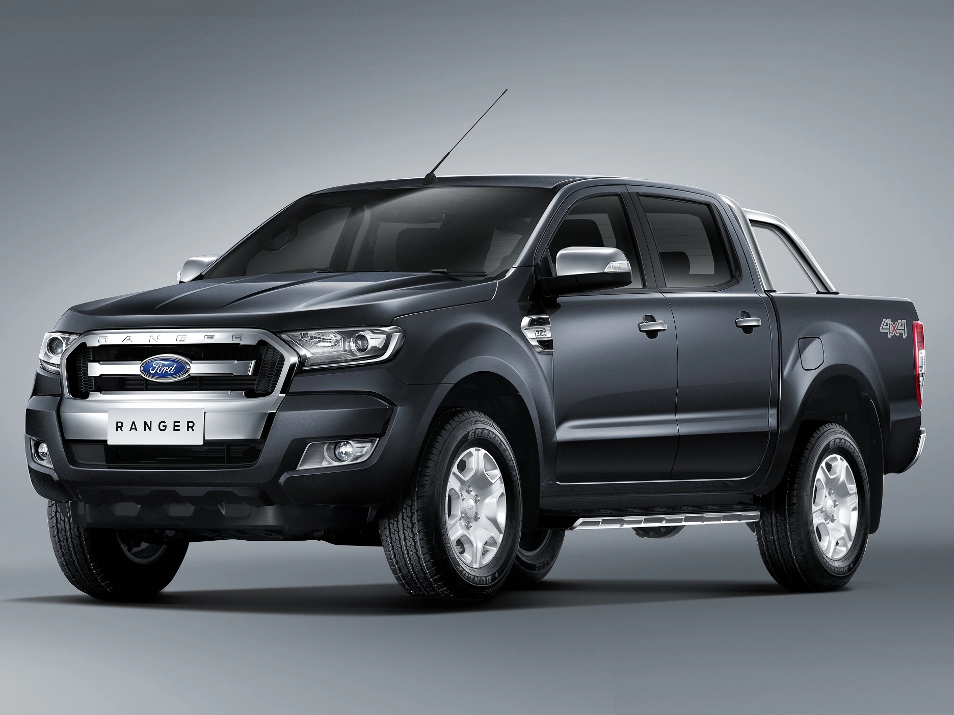 Schwarzer Ford Ranger Pick-up mit Doppelkabine, seitliche und frontale Ansicht, auf grauem Hintergrund.