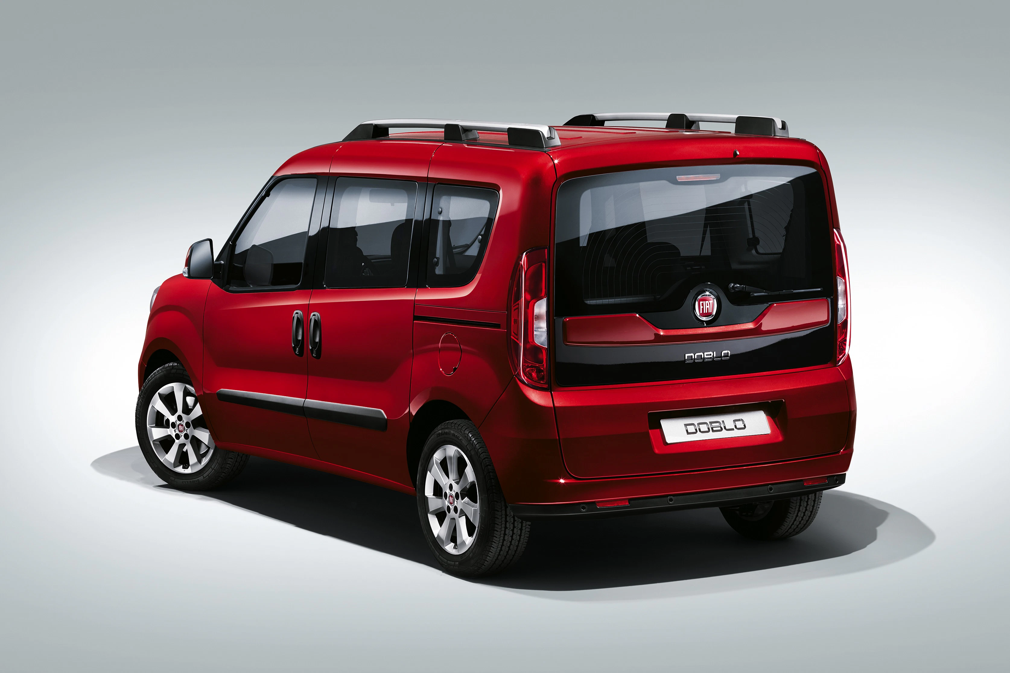 Roter Fiat Doblo Van, seitliche und hintere Ansicht, auf grauem Hintergrund.
