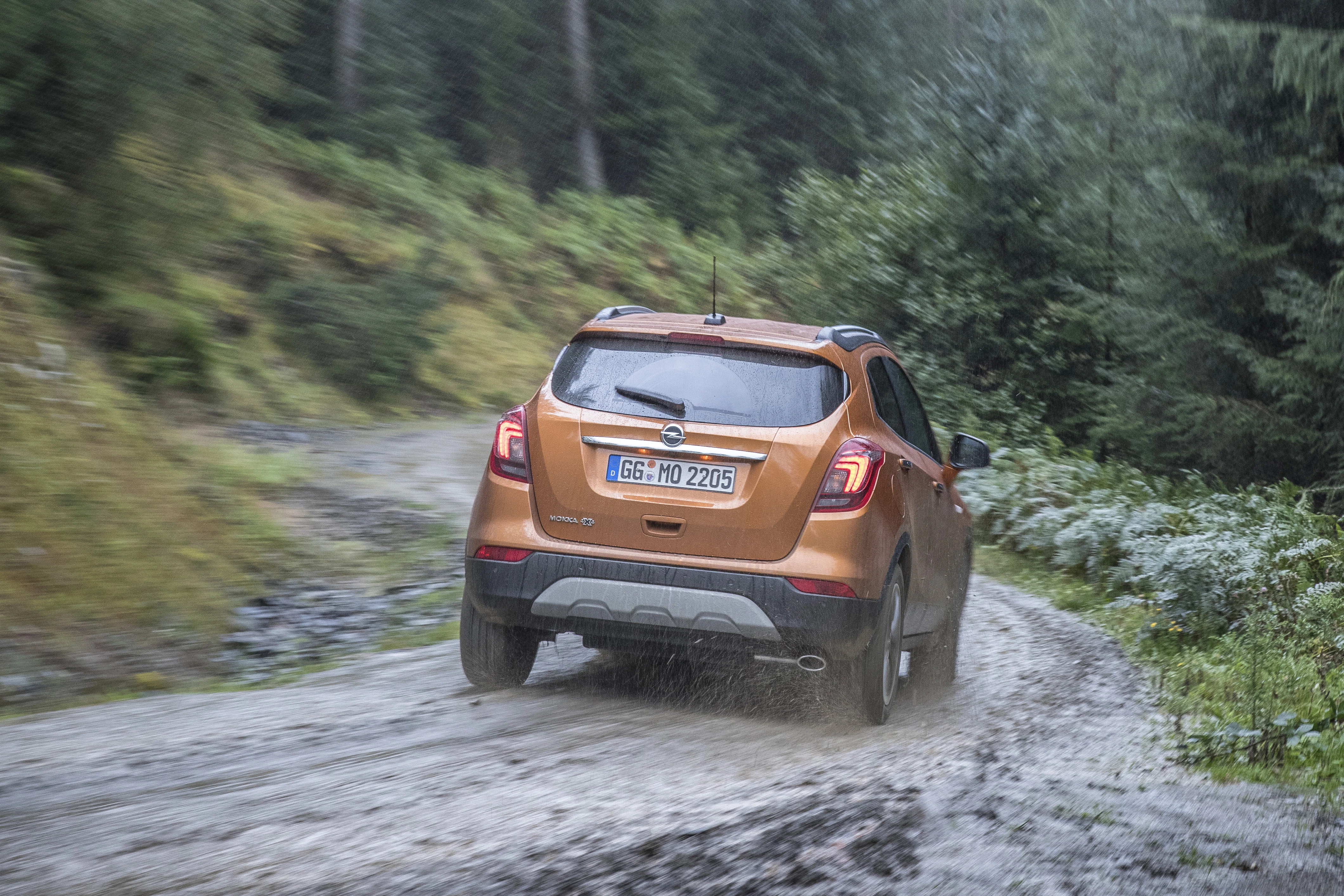 Opel Mokka X Aussenansicht Heck dynamisch blau
