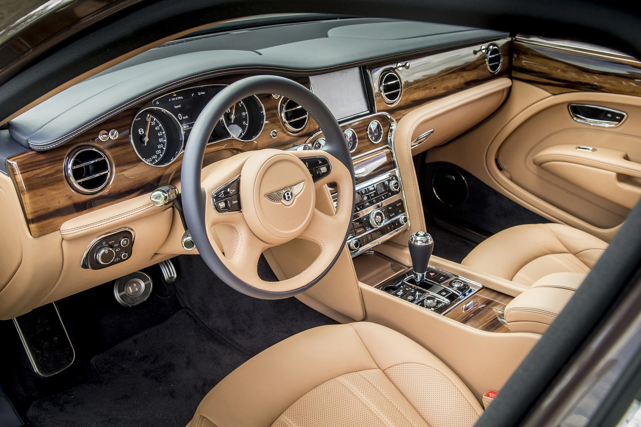 Bentley Mulsanne Innenansicht statisch Studio Vordersitze und Armaturenbrett fahrerseitig