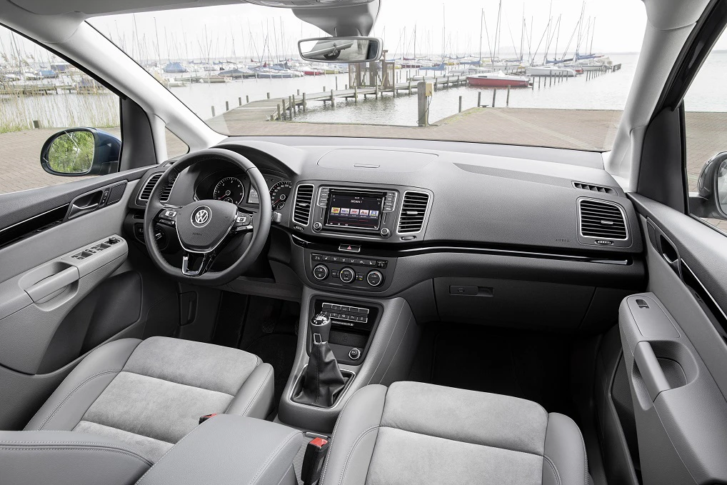 VW Sharan Innenansicht Beifahrerposition statisch hellgrau