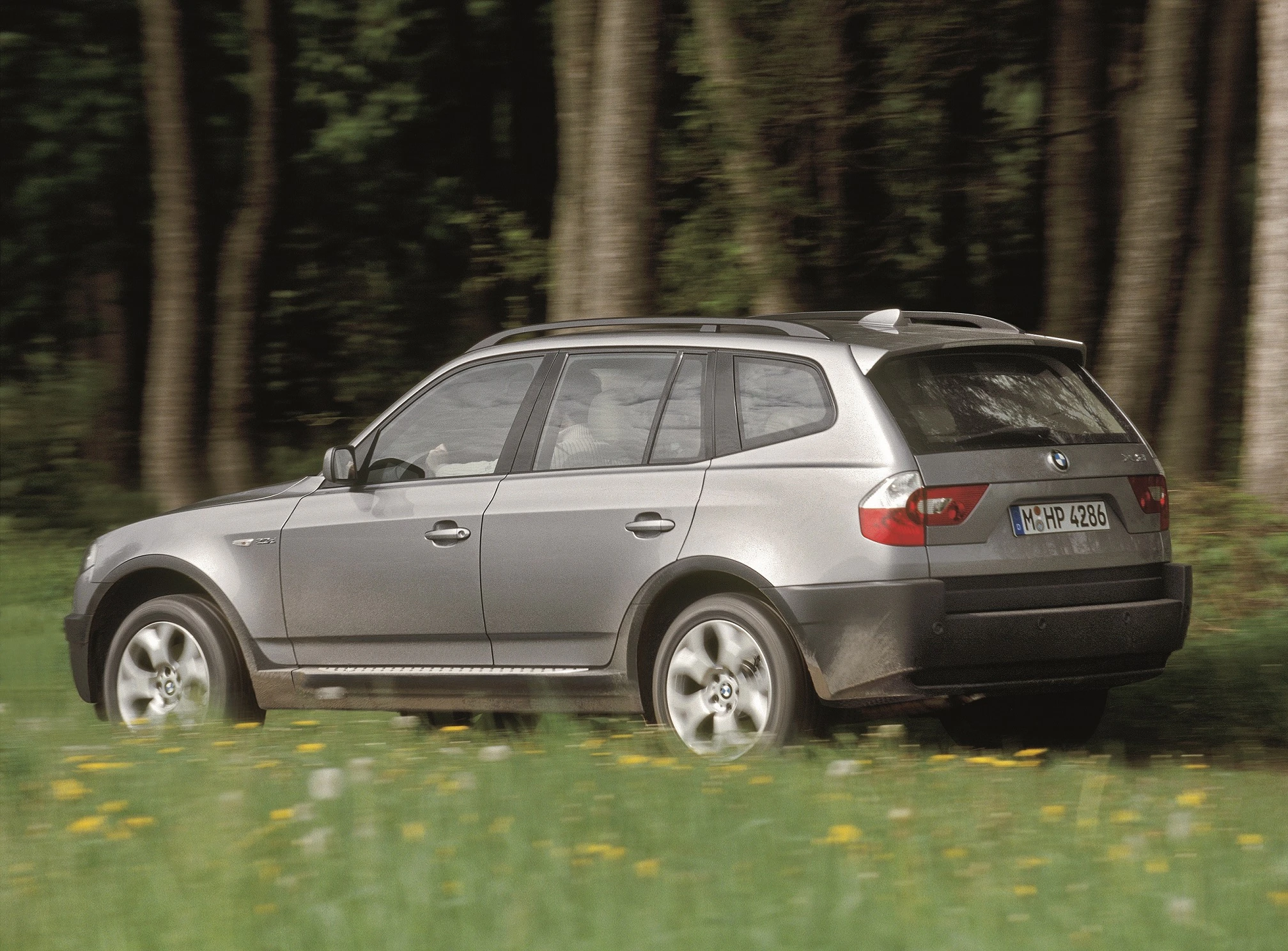 BMW X3 E83 Aussenansicht Seite schräg dynamisch grau
