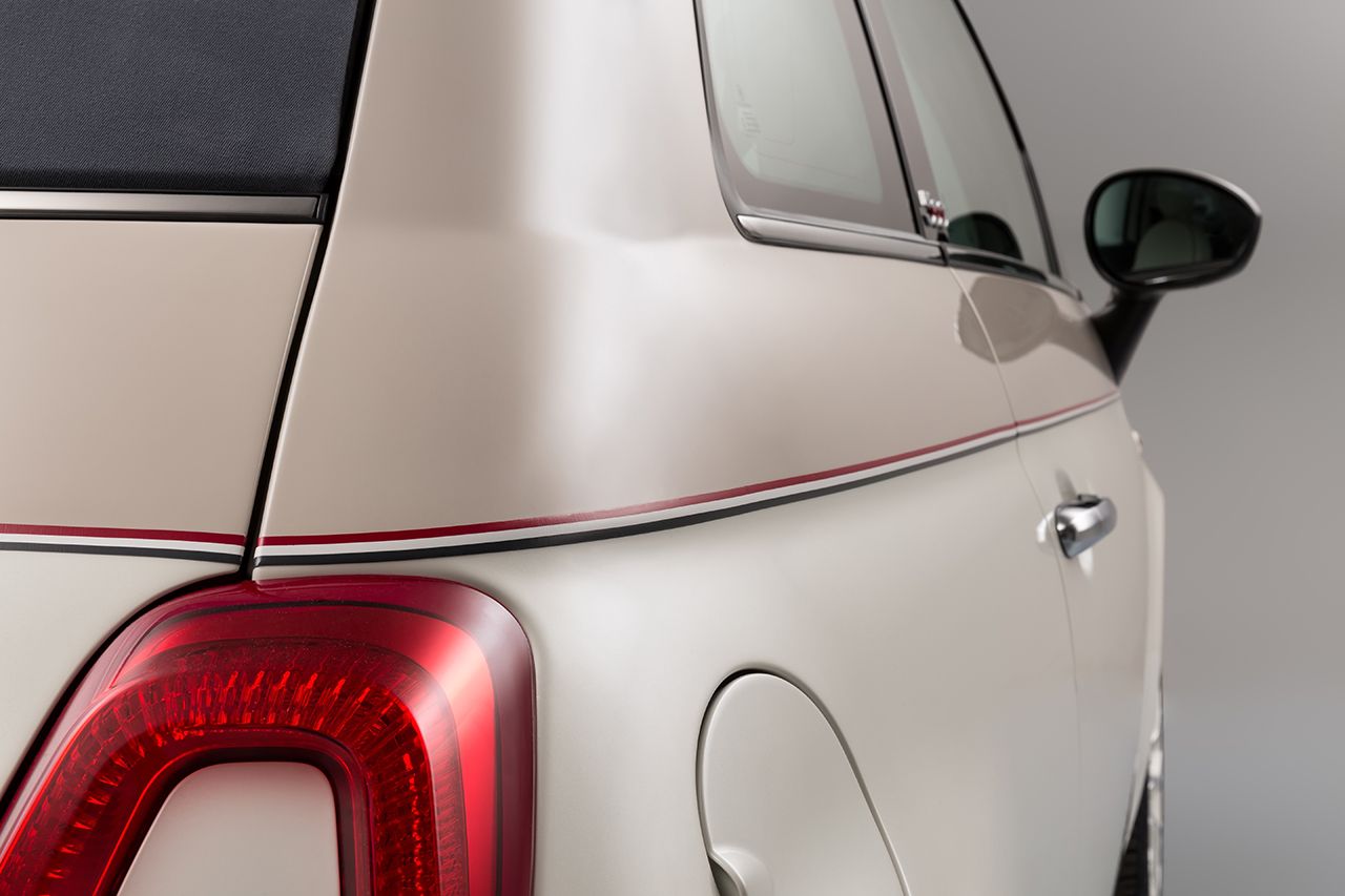 Nahaufnahme eines beigen Autos mit roten Rücklichtern, eleganten Linien und einem traditionellen Look.