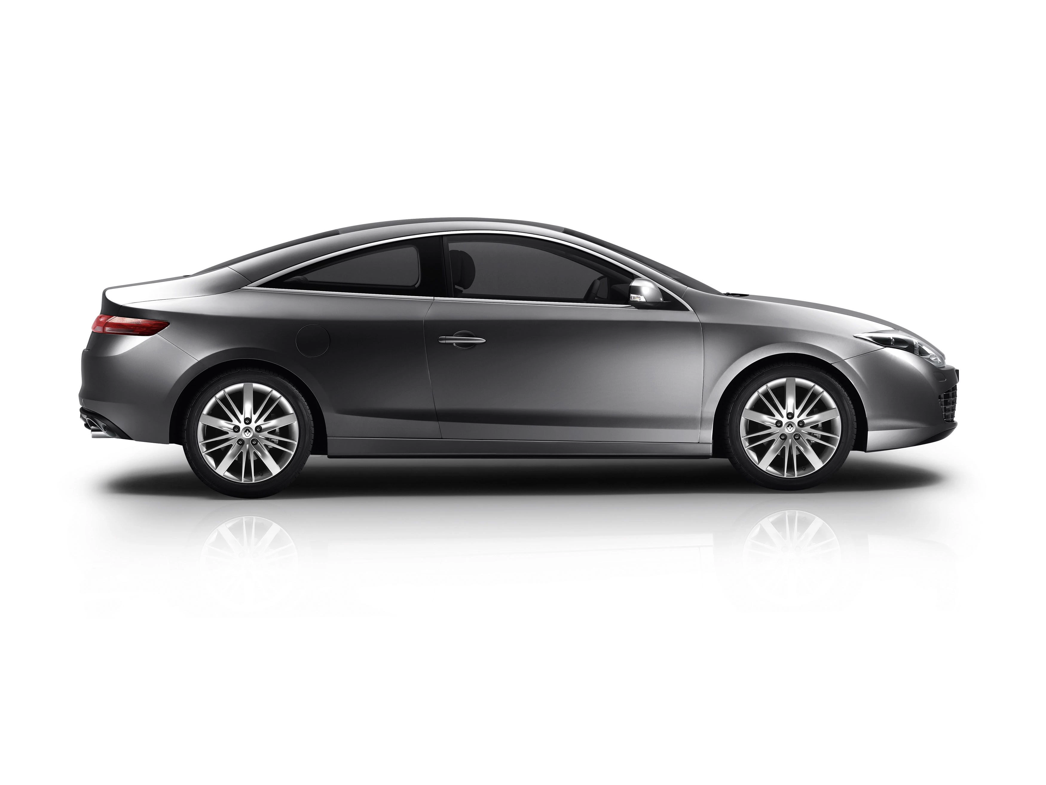 Silbernes Coupe-Auto in Seitenansicht auf weißem Hintergrund. Sportliches Design mit glänzenden Felgen und getönten Scheiben.