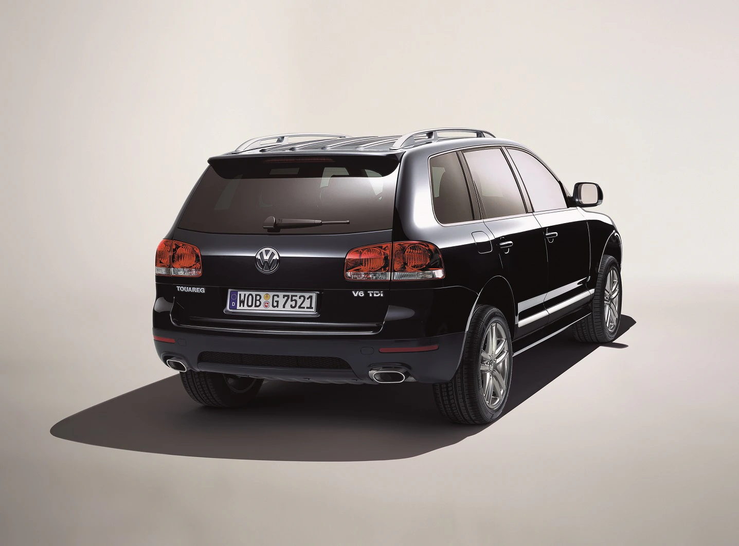 Schwarzer Volkswagen Touareg V6 TDI von hinten auf hellem Hintergrund, deutsches Kennzeichen sichtbar.