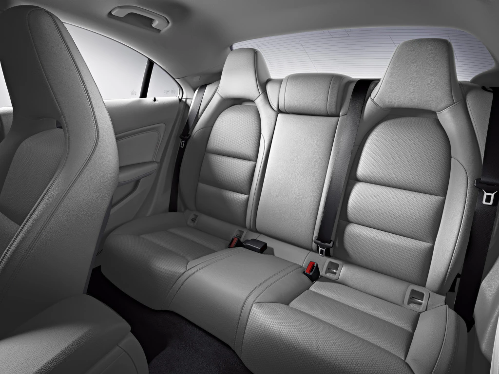 Rückbank eines Autos mit grauen Ledersitzen, klar sichtbar und ohne Passagiere, in einem modernen, eleganten Design.