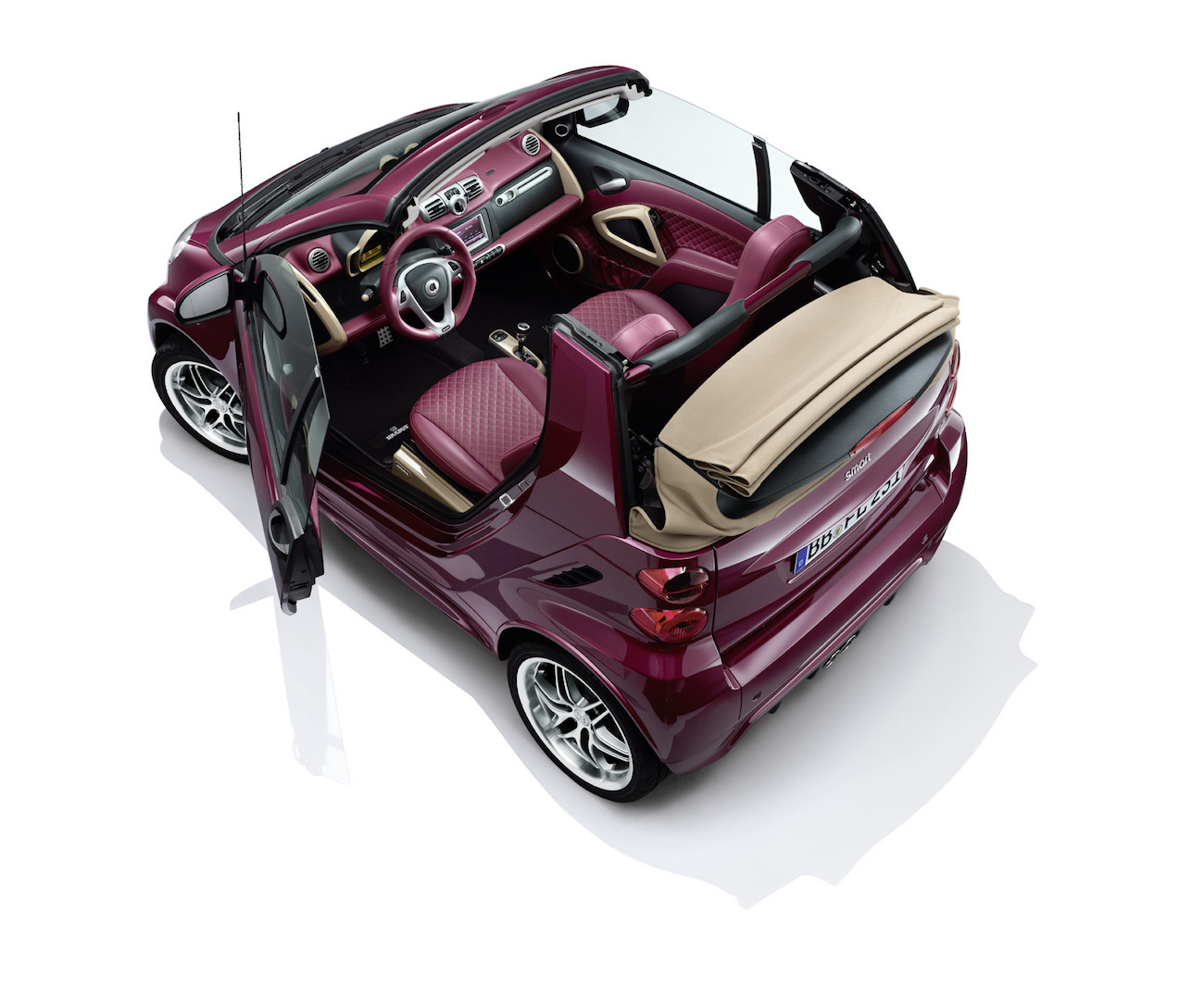 Lila Cabrio mit geöffnetem Verdeck und Türen, beige Verdeck, zweisitzig, schwarze Räder auf weißem Hintergrund.