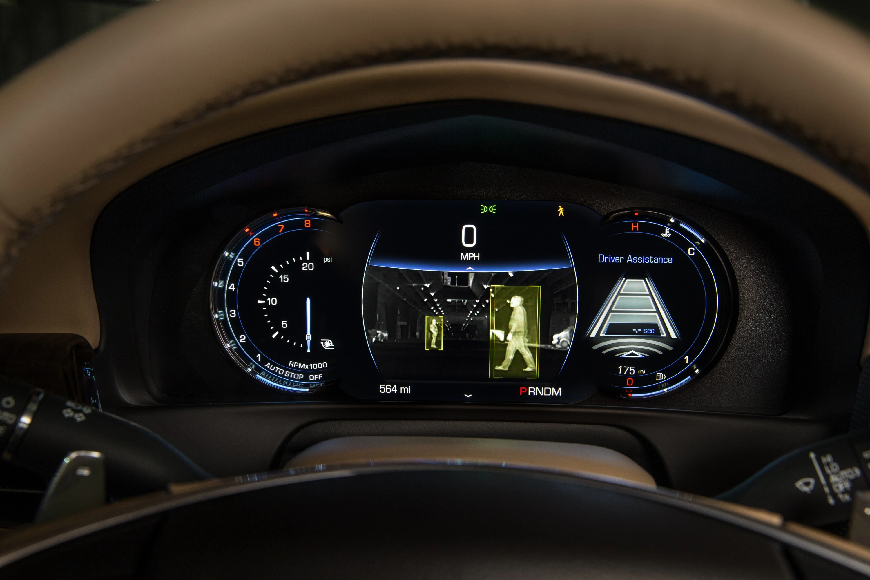 Fahrzeugcockpit mit digitalen Anzeigen, Tachometer, Nachtsichtsystem und Fahrerassistenz-Informationen auf einem Bildschirm.
