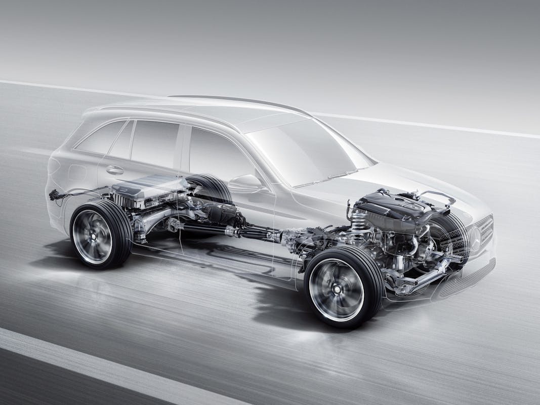 Transparente Darstellung eines Autos auf der Straße, zeigt Motor, Getriebe und Antriebssystem im Inneren des Fahrzeugs.