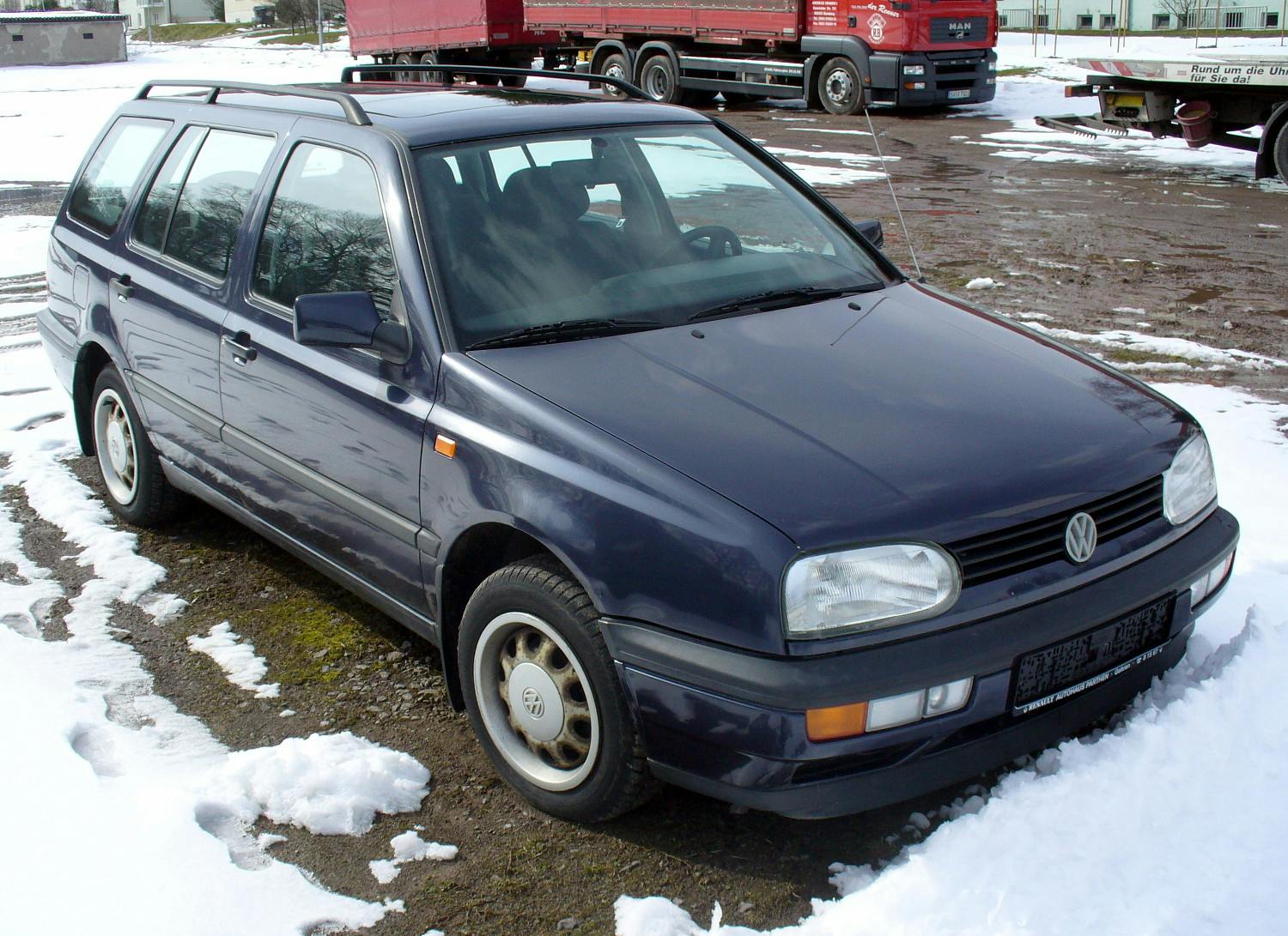 VW Golf 3 Variant 1H Aussenansicht Front schräg statisch blau