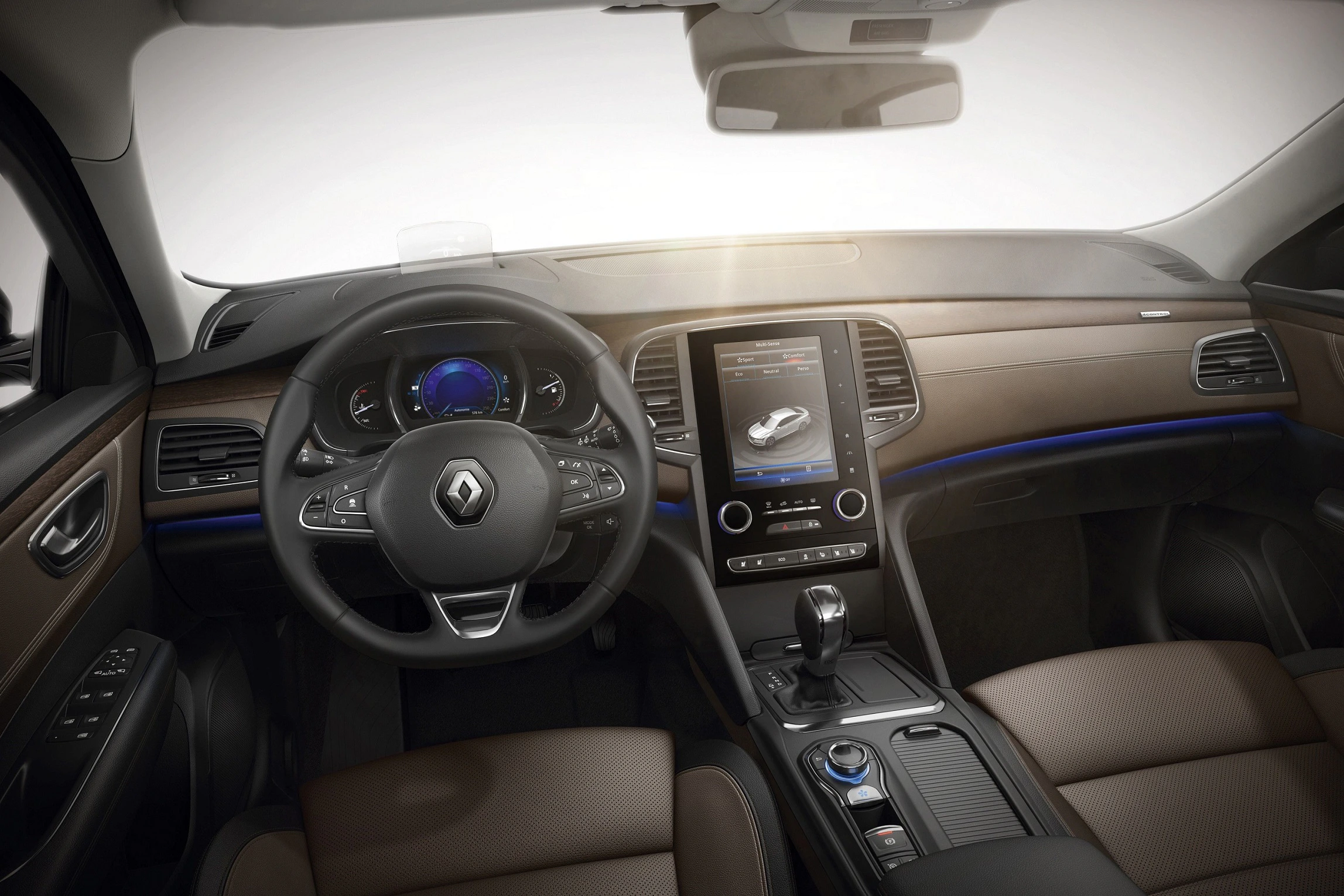 Innenraum eines Autos mit modernem Armaturenbrett, großem Touchscreen und Lenkrad mit Renault-Logo, braune Ledersitze.