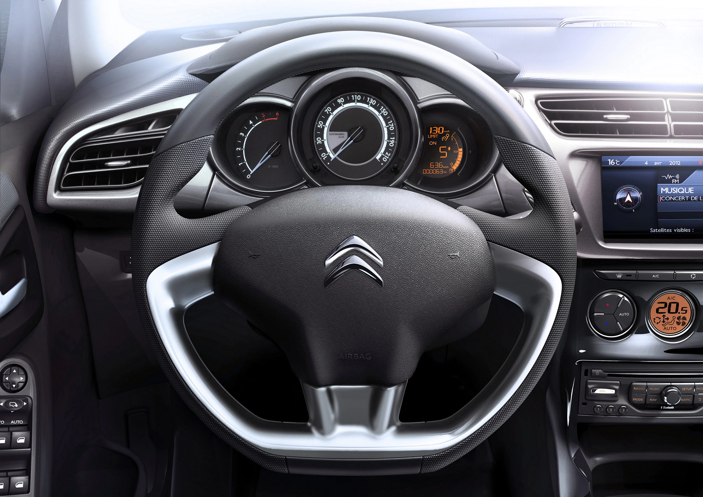 Cockpit eines Citroën mit dreispeichigem Lenkrad, Armaturenbrett mit Tacho und Drehzahlmesser, sowie einem Display.