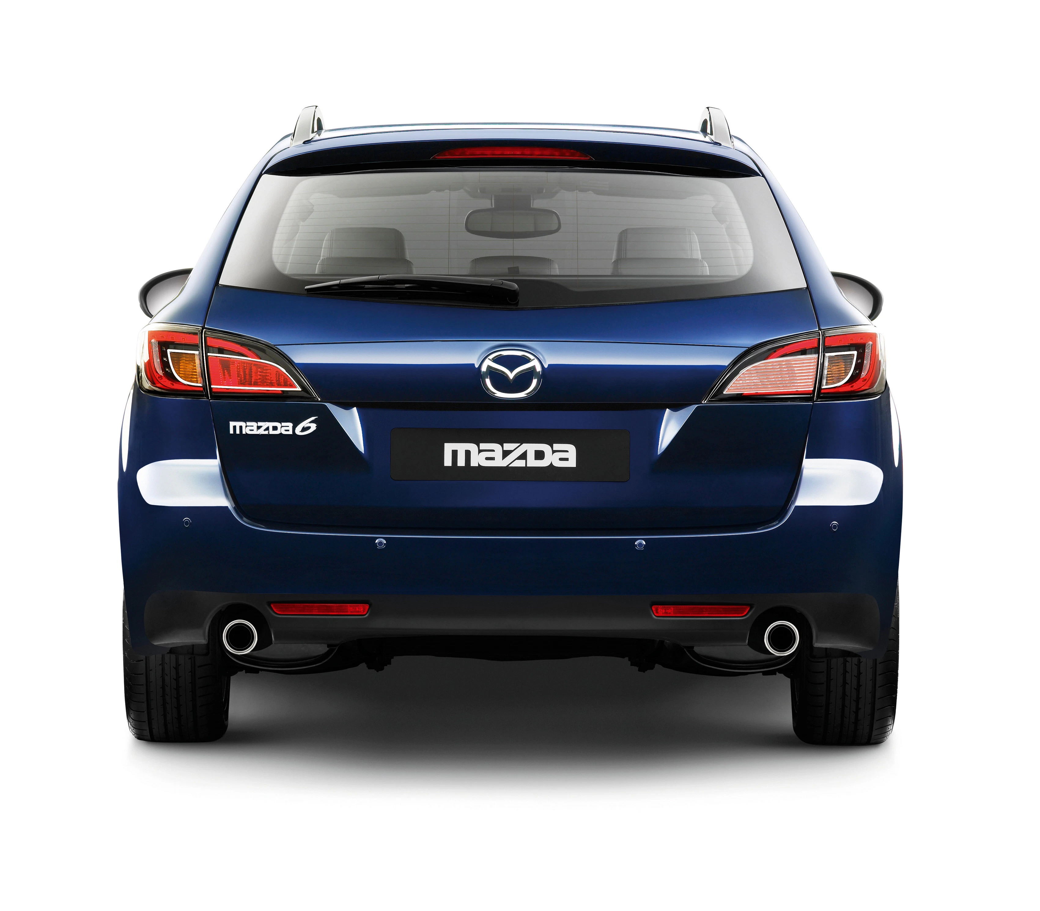 Rückansicht eines blauen Mazda 6 Kombis mit markantem Rücklichtdesign und verchromten Auspuffrohren.