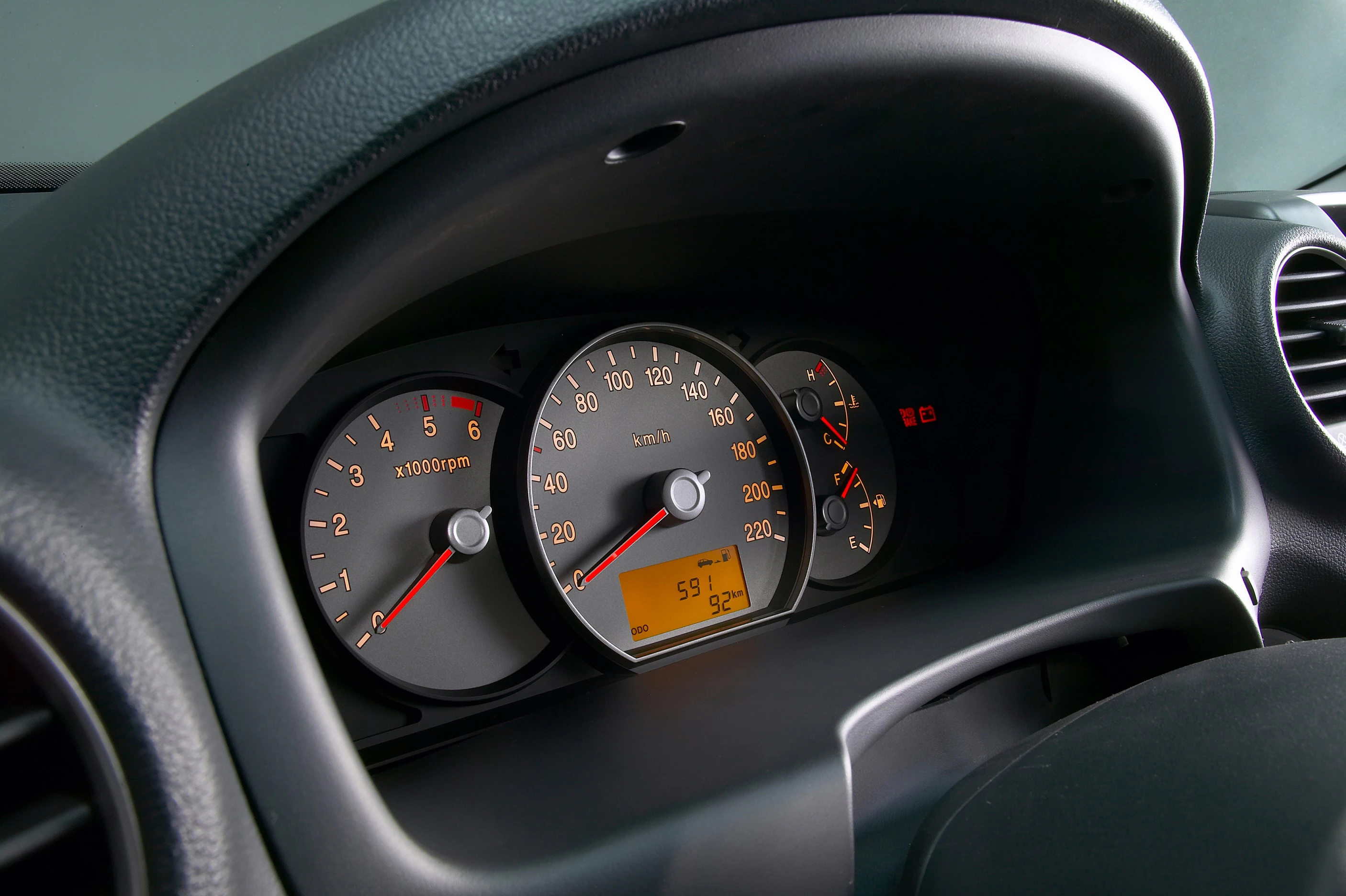 Nahaufnahme eines Autotachos mit Geschwindigkeitsanzeige, Tankanzeige und Kilometerzähler bei 59132 km. Anzeige auf 222 km/h.