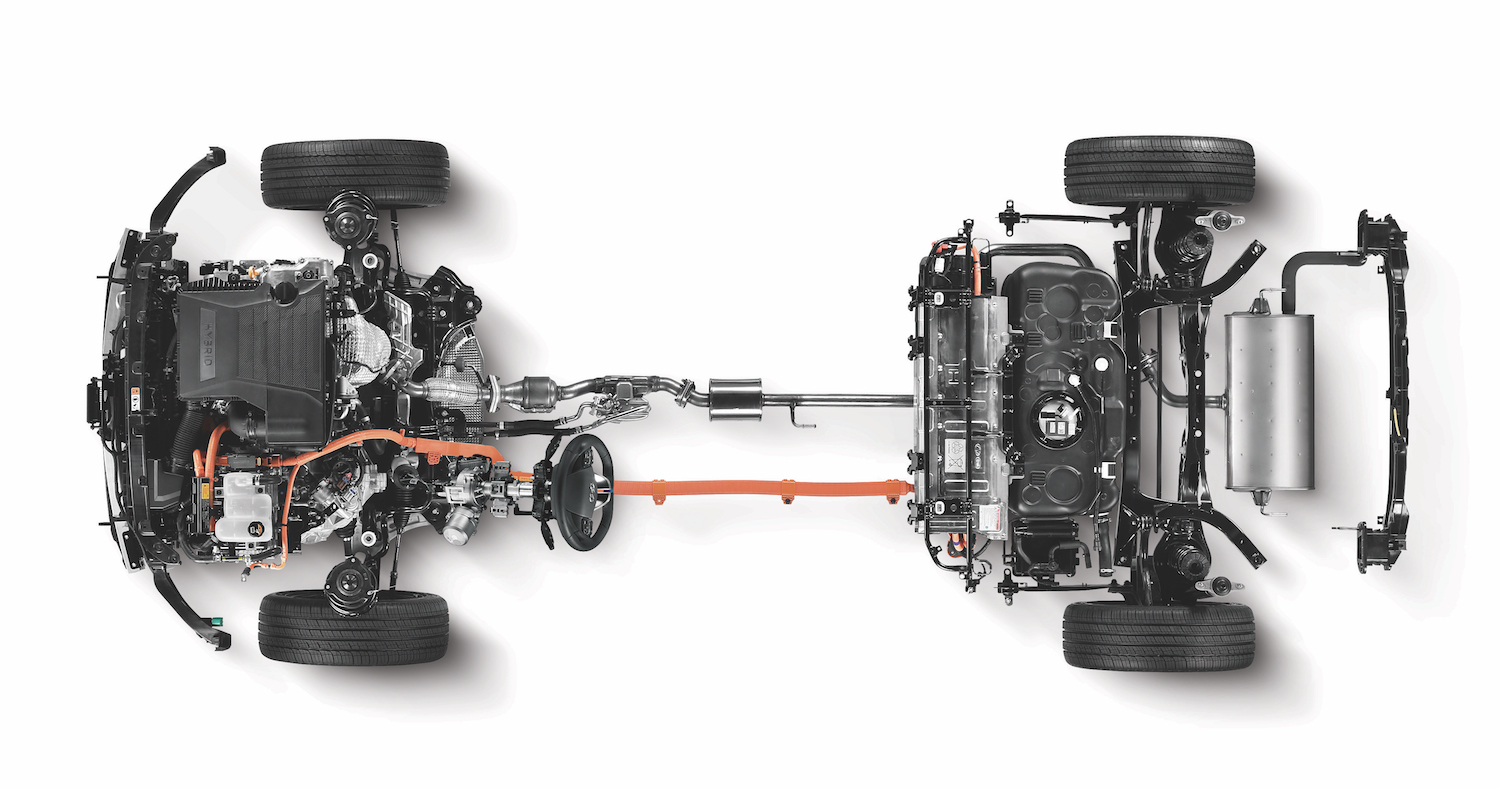 Das Bild zeigt die Draufsicht eines Autoantriebsstrangs mit Motoren, Rädern und Auspuffsystem auf weißem Hintergrund.