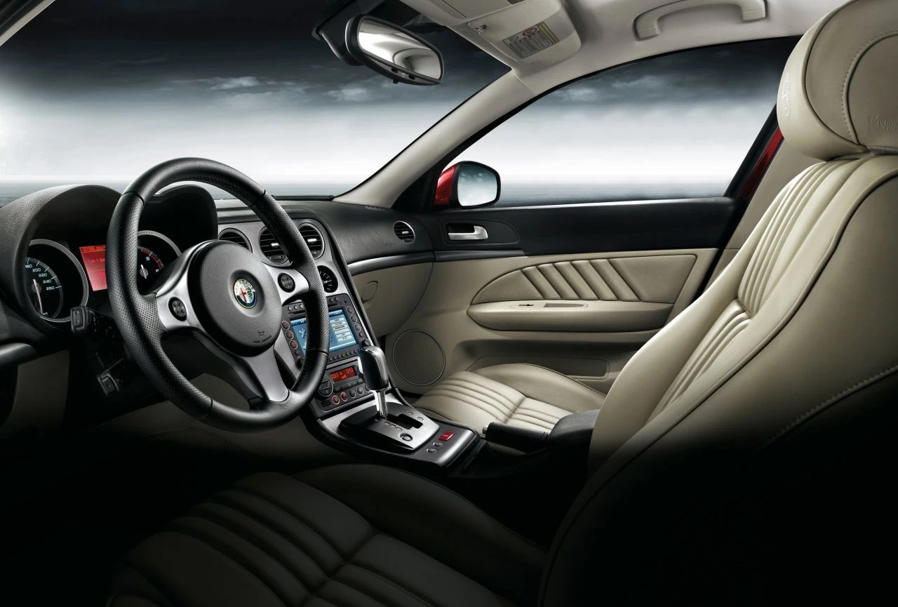 Innenraum eines modernen Autos mit Lederpolstern. Sicht auf Armaturenbrett, Lenkrad und Vordersitze. Elegantes, hochwertiges Design.