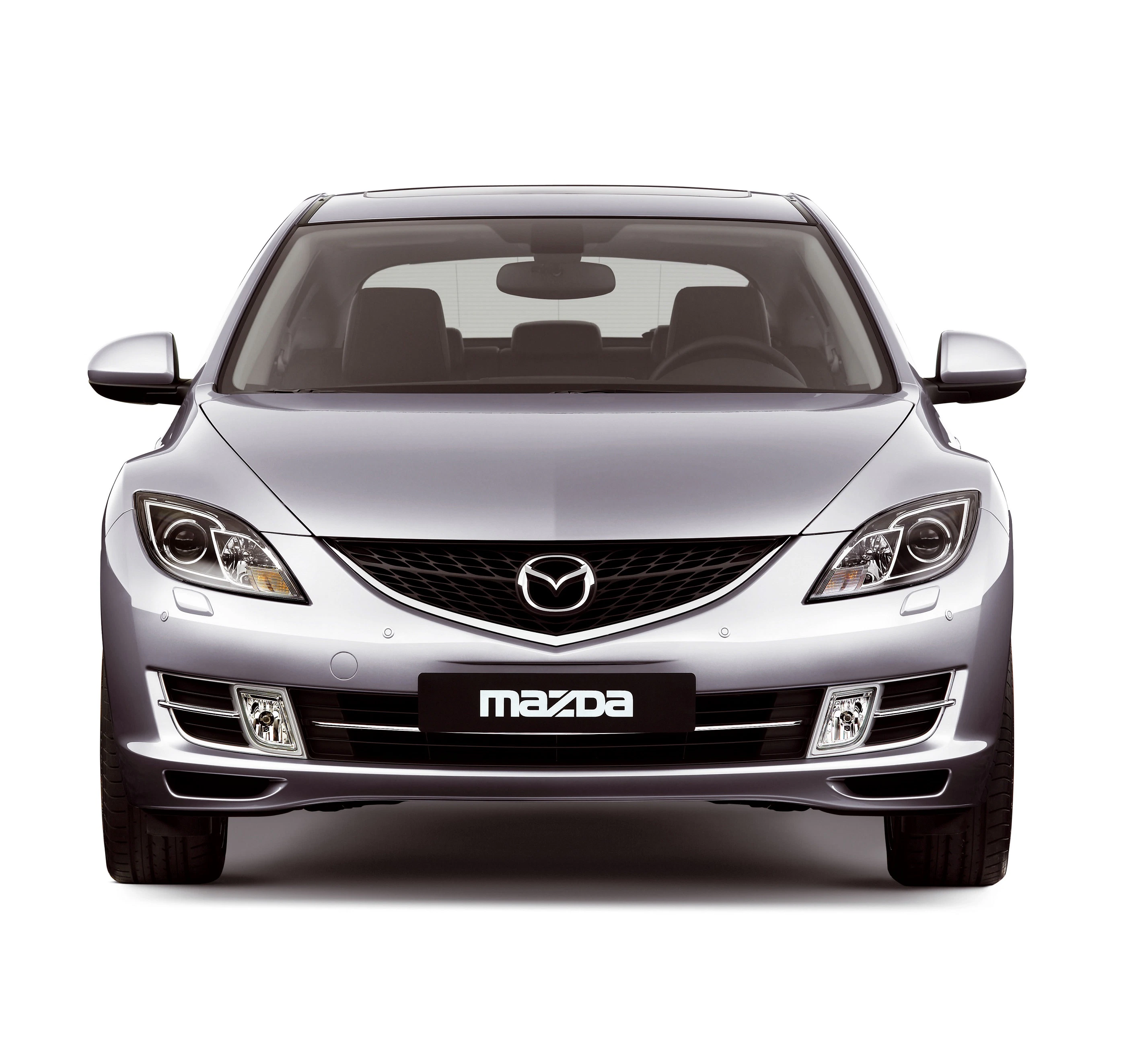 Silberner Mazda 6 in Frontansicht mit sichtbarem Markenlogo auf dem Kühlergrill, klaren Scheinwerfern und sportlichem Design.