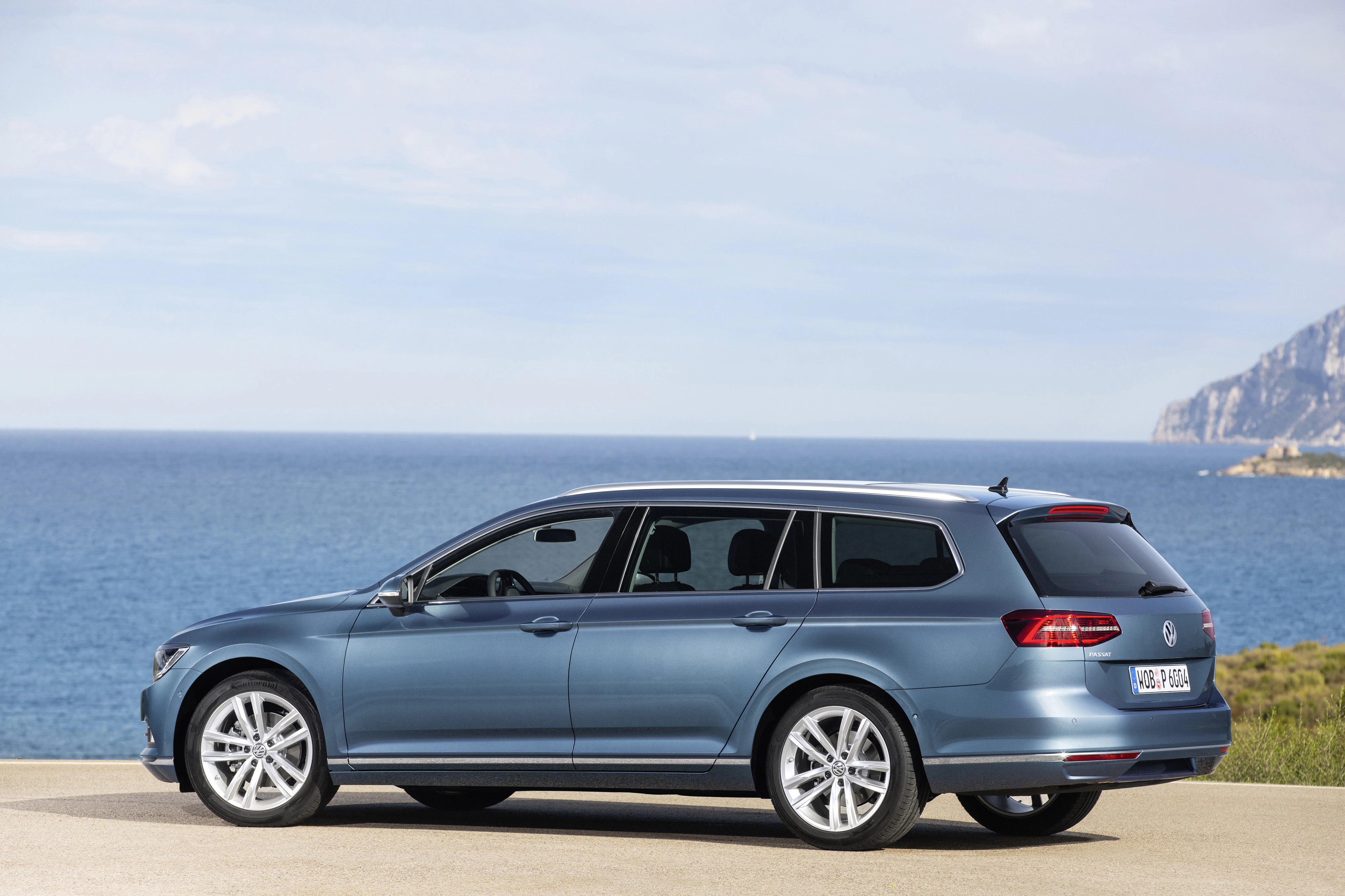 VW Passat B8 Variant Aussenansicht Seite schräg statisch blau