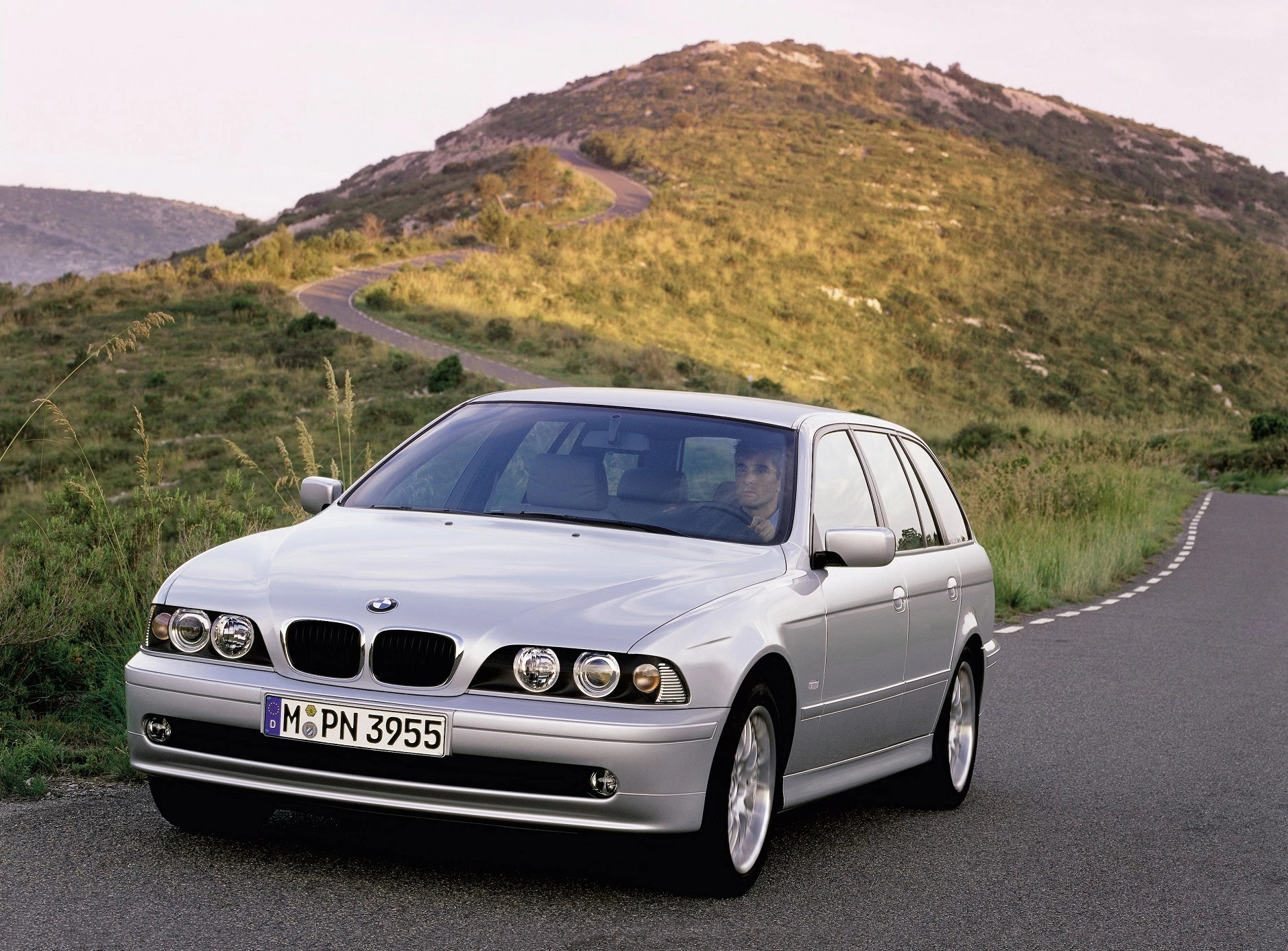 BMW 5er Touring E39 LCI Aussenansicht Front schräg dynamisch silber
