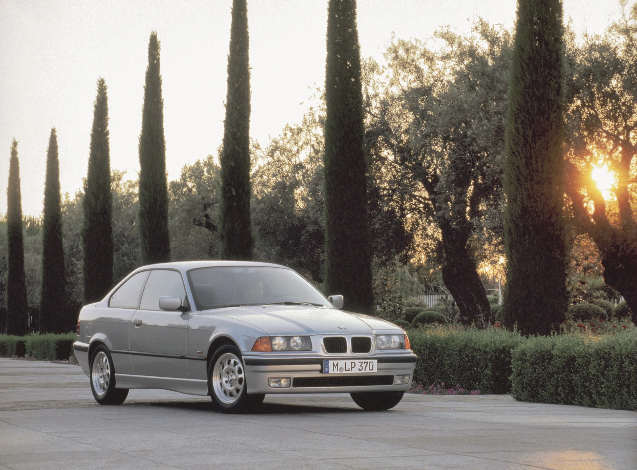 BMW 3er Coupé E36 Aussenansicht Front schräg statisch silber