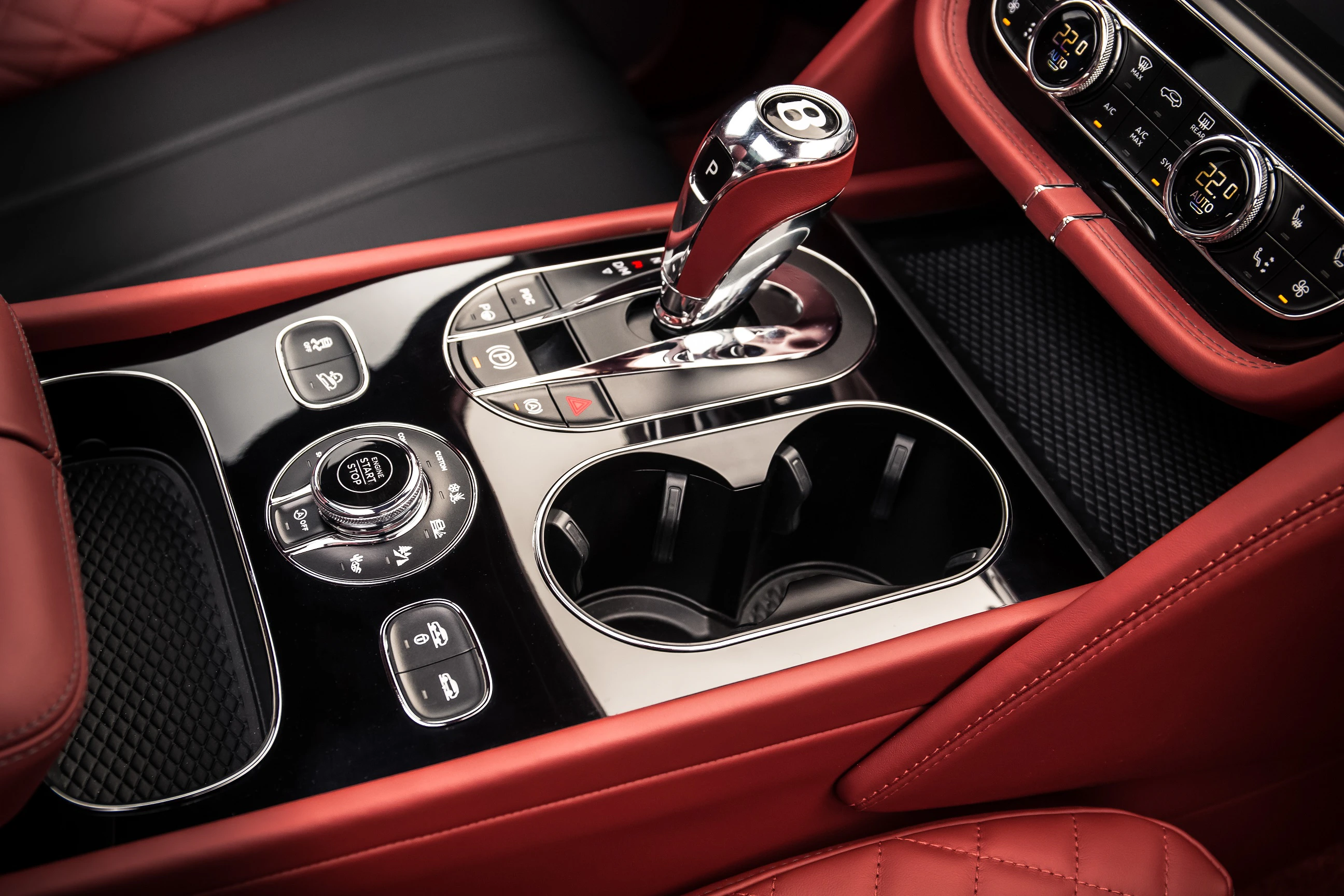 Bentley Bentayga Innenansicht statisch Studio Detail Mittelkonsole