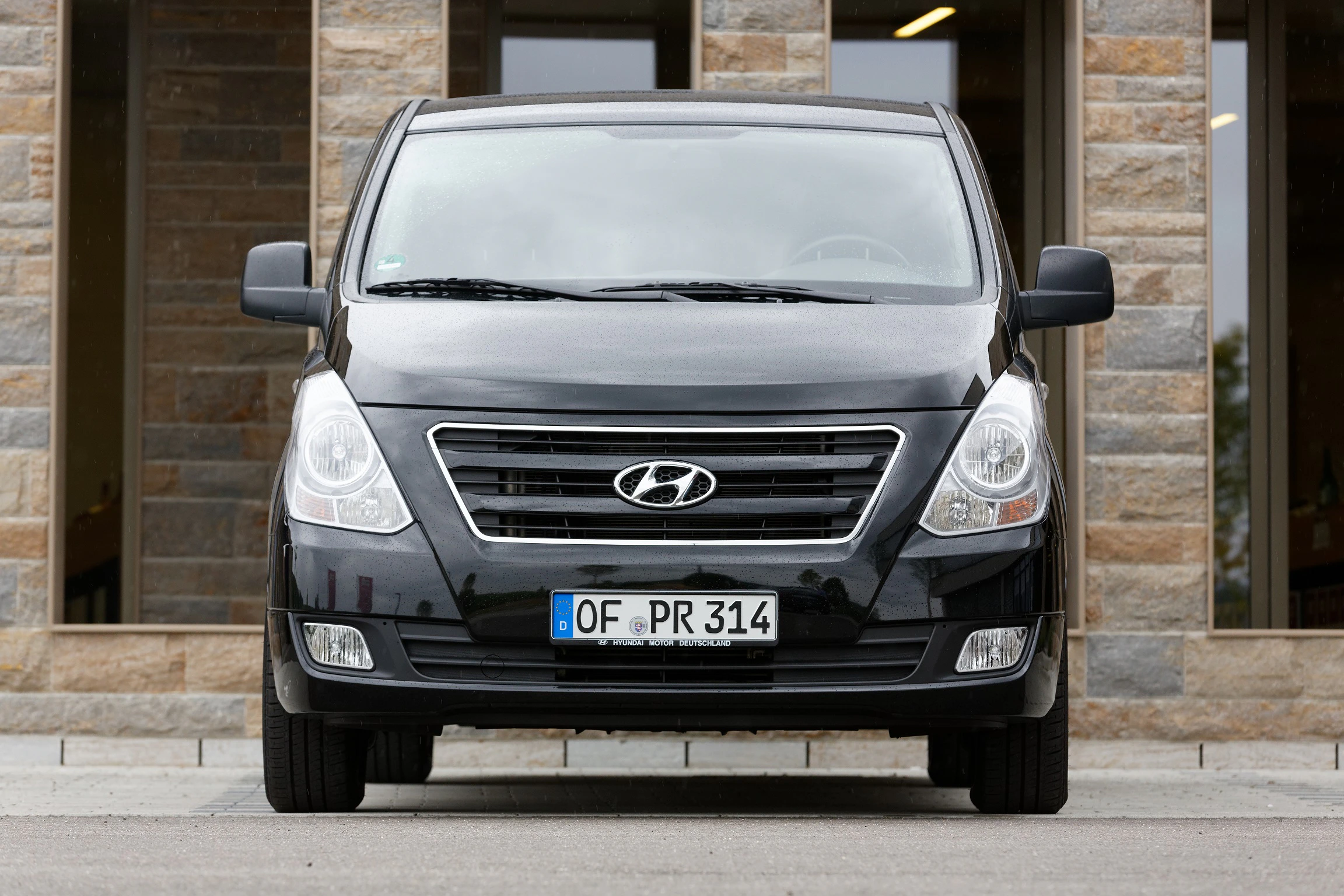 Hyundai H-1 Travel TQ Aussenansicht Front statisch schwarz