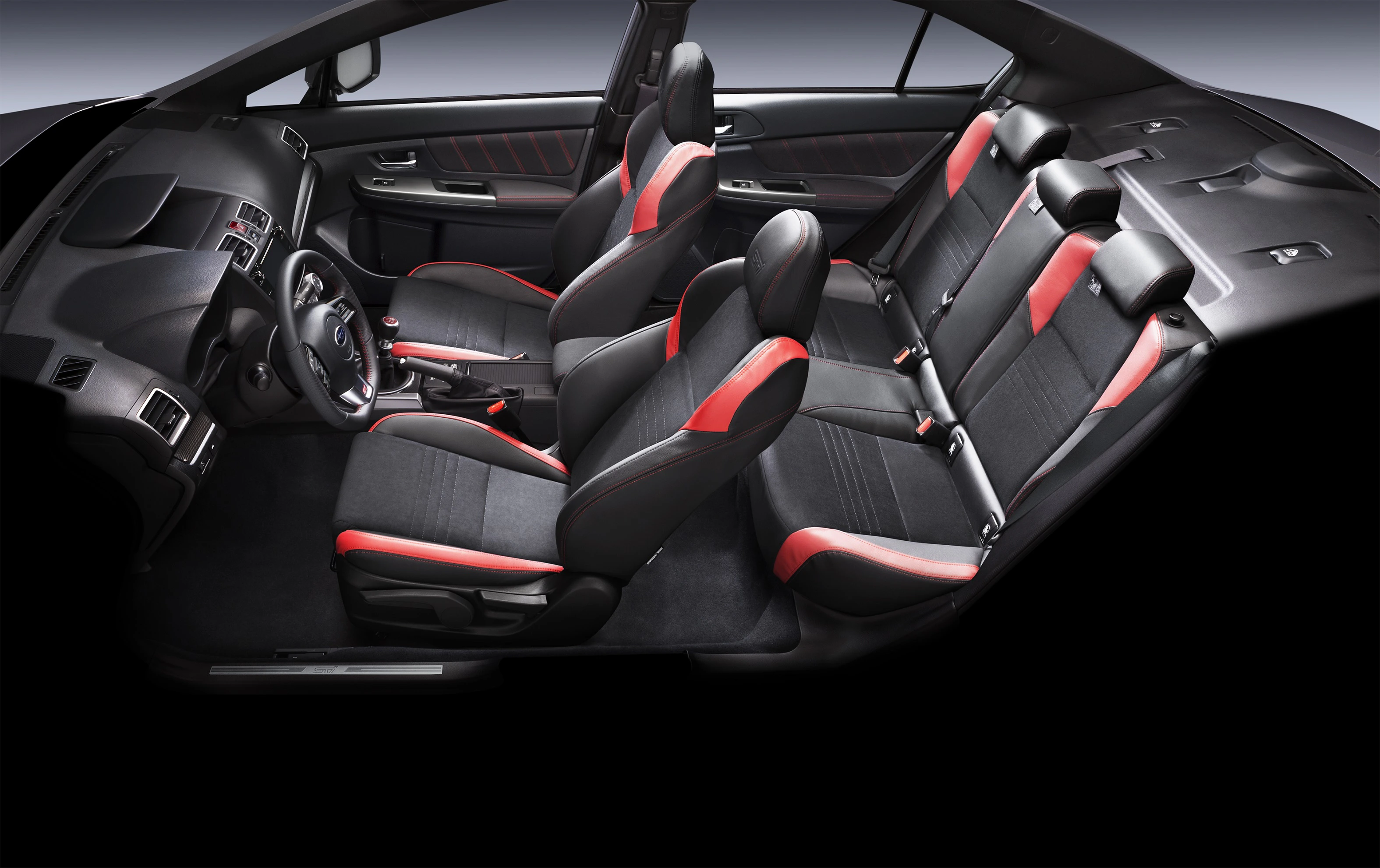 Innenraum eines Autos mit schwarzer und roter Lederausstattung, fünf Sitzplätzen, modernem Design und Konsole in der Mitte.