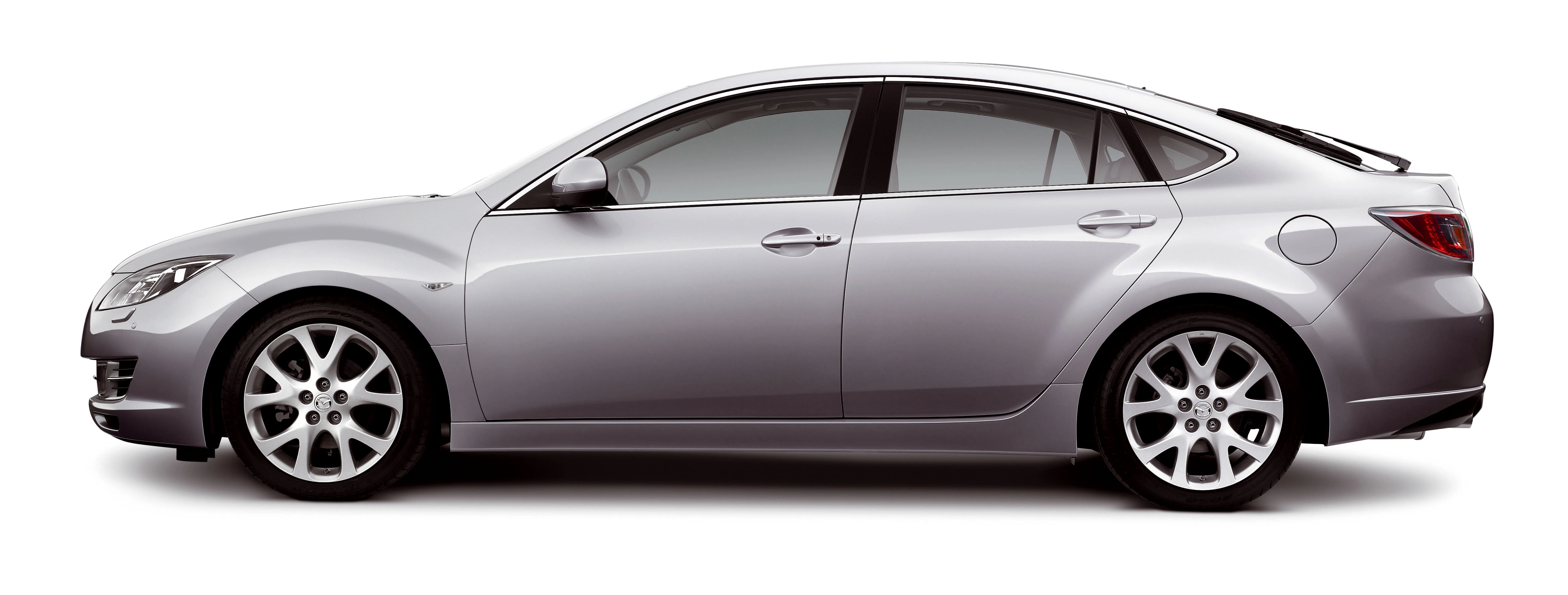 Silbernes Auto in Seitenansicht, Limousine mit glattem Design und weißen Felgen vor weißem Hintergrund.