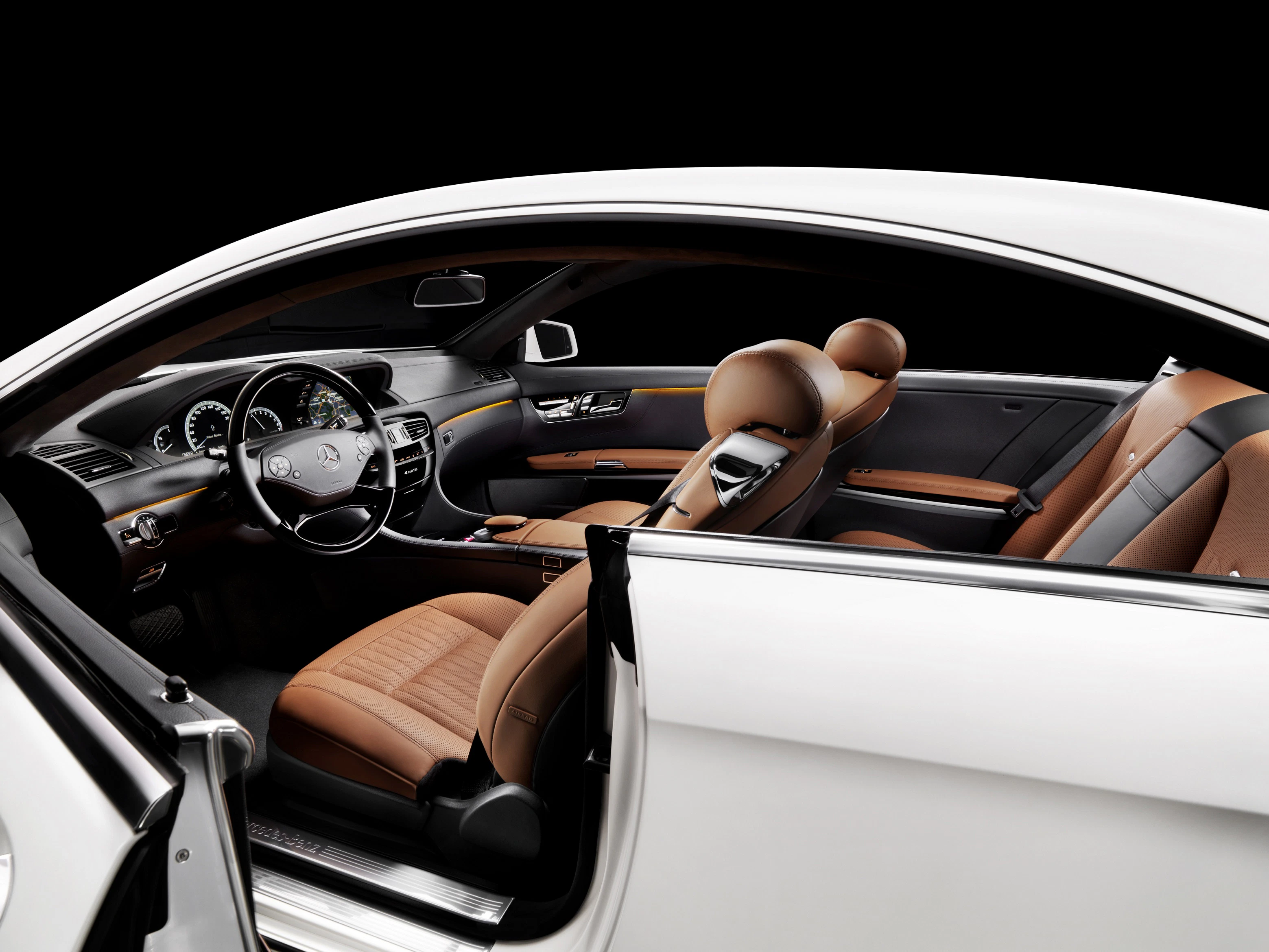 Innenraum eines luxuriösen weißen Autos mit beigen Ledersitzen, modernem Armaturenbrett und offenem Einstieg, seitliche Ansicht.