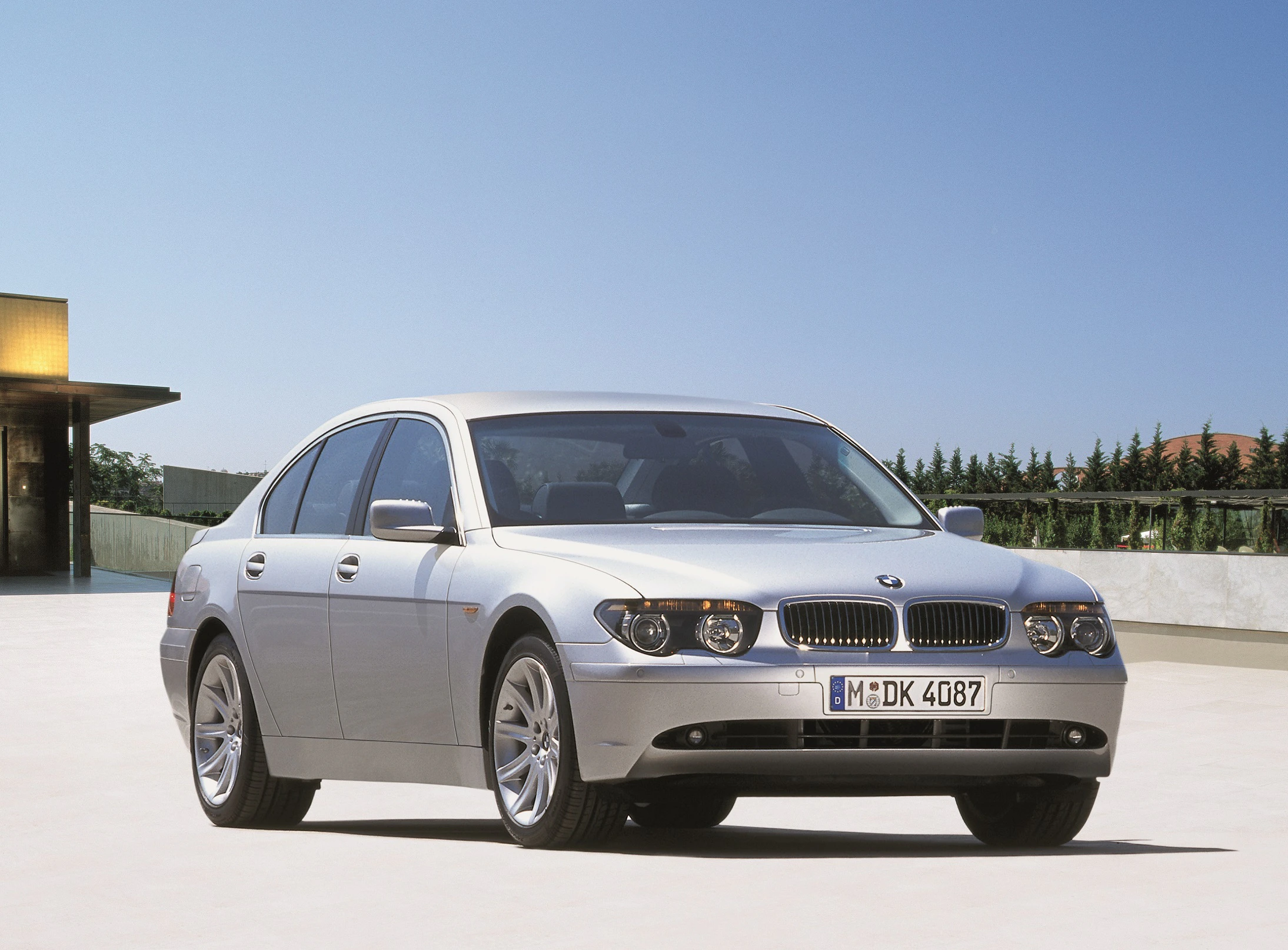 BMW 7er Limousine E65 Aussenansicht front schräg statisch grau