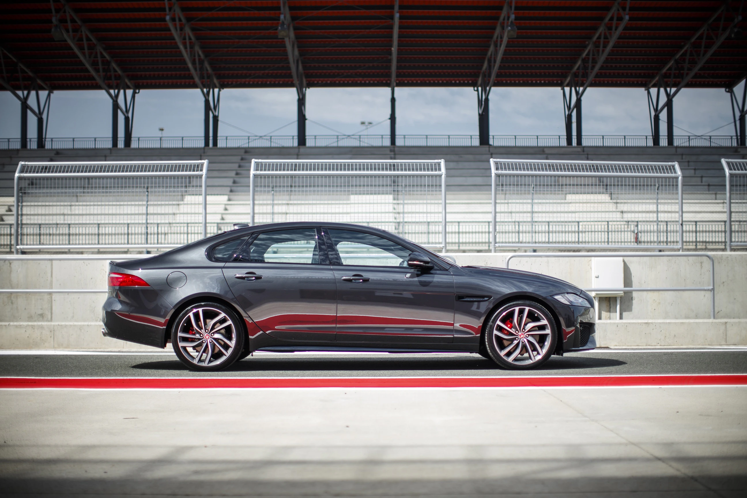 Jaguar XF X260 Aussenansicht Seite statisch grau