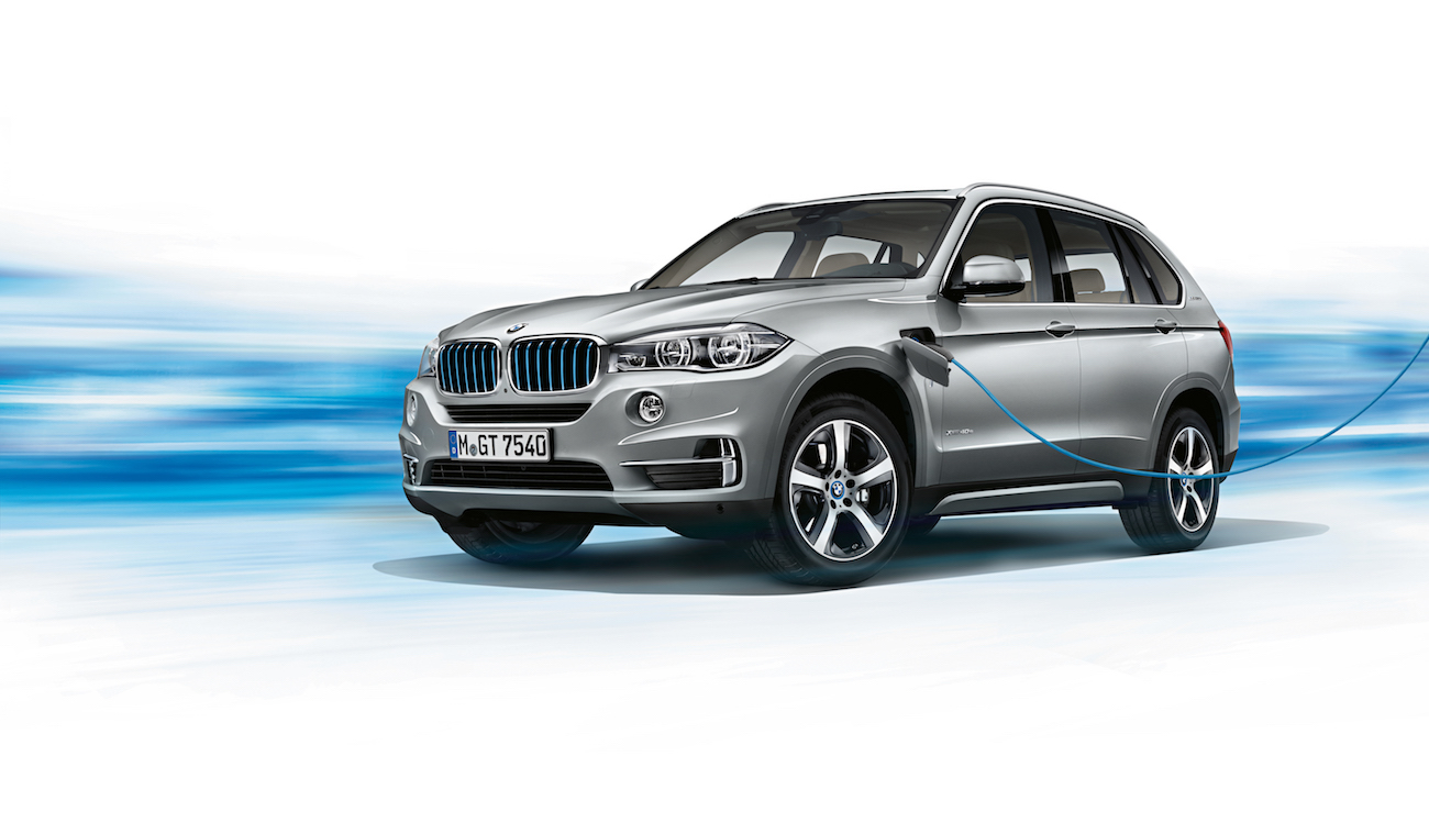 Silberner BMW SUV auf einer blauen, dynamischen Hintergrundgrafik, die Bewegung und Geschwindigkeit darstellt.