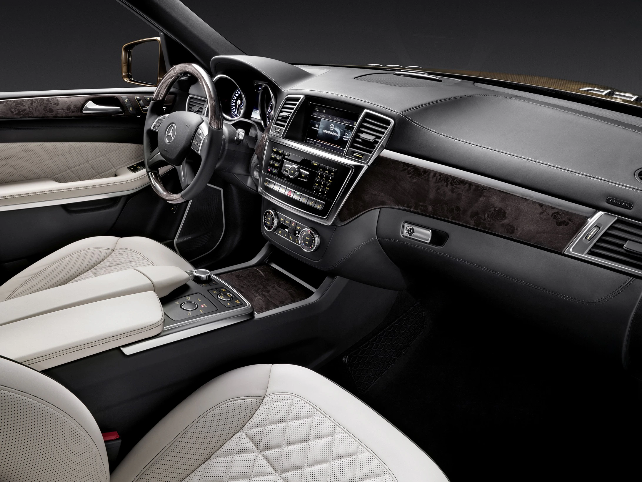 Innenraum eines Luxusautos mit schwarzen und weißen Ledersitzen, Holzdetails und modernem Armaturenbrett mit großem Bildschirm.