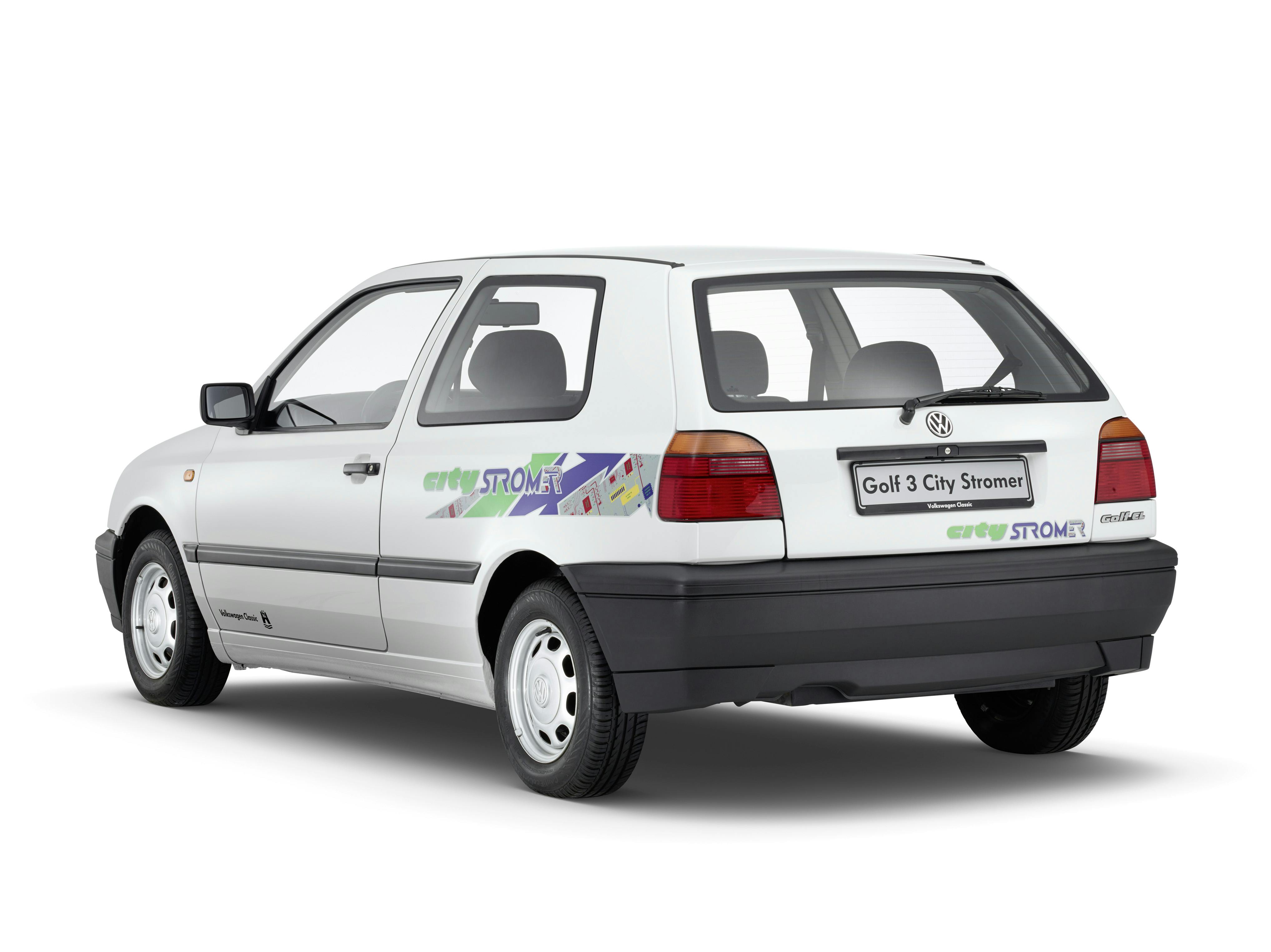 Weißer VW Golf 3 City Stromer von hinten, Elektroauto mit Ladekabel-Grafik auf der Seite.