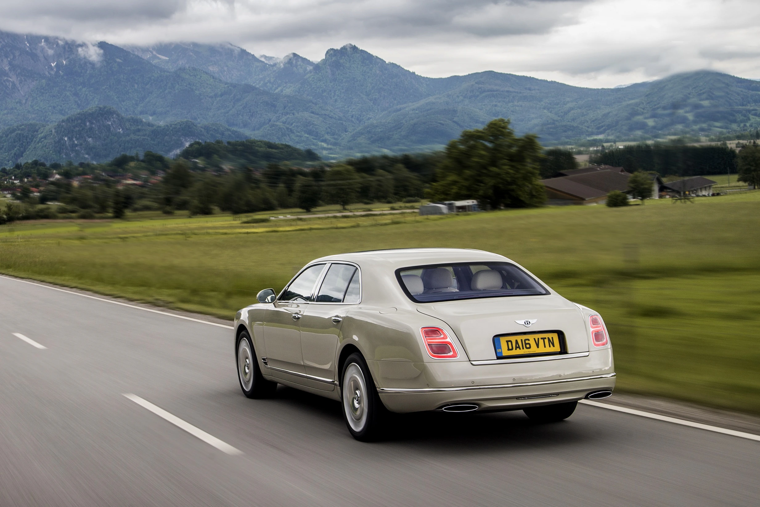 Bentley Mulsanne Aussenansicht Heck schräg dynamisch beige