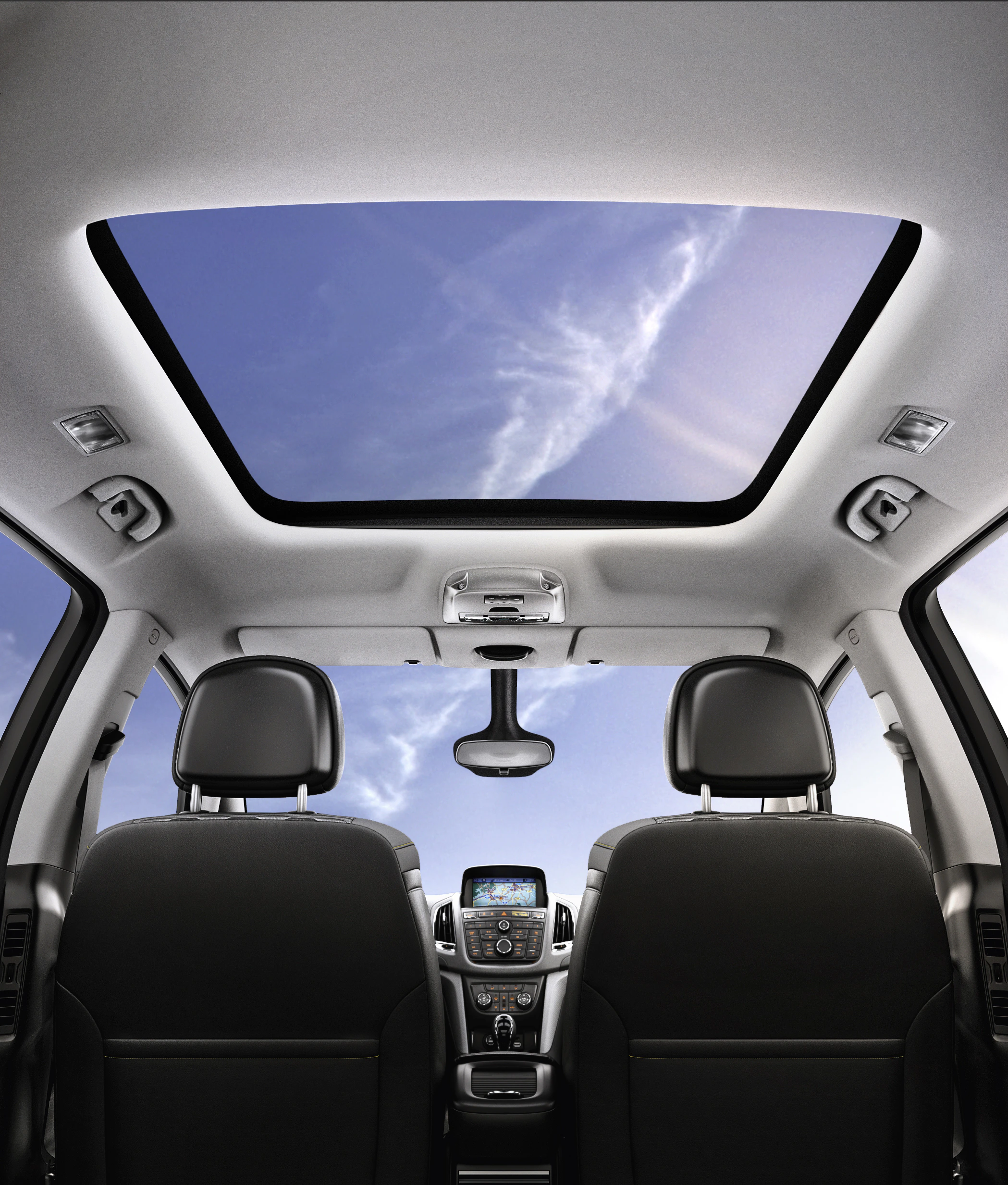 Innenraum eines Autos mit zwei dunklen Sitzen und einem großen Panoramadach, das den blauen Himmel mit vereinzelten Wolken zeigt.