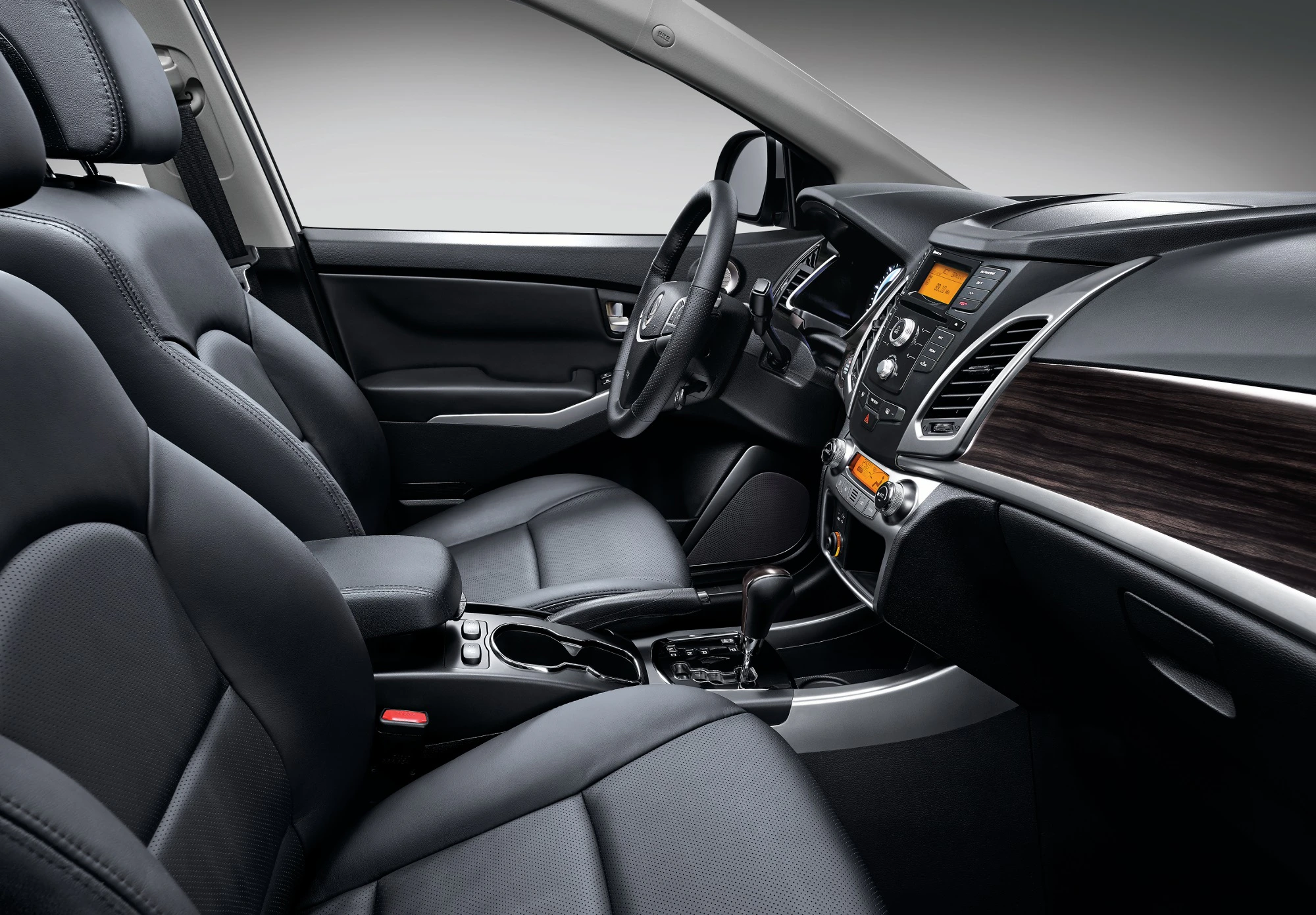 Innenraum eines modernen Autos mit schwarzen Ledersitzen und Armaturenbrett. Lenkrad und Mittelkonsole sind sichtbar.
