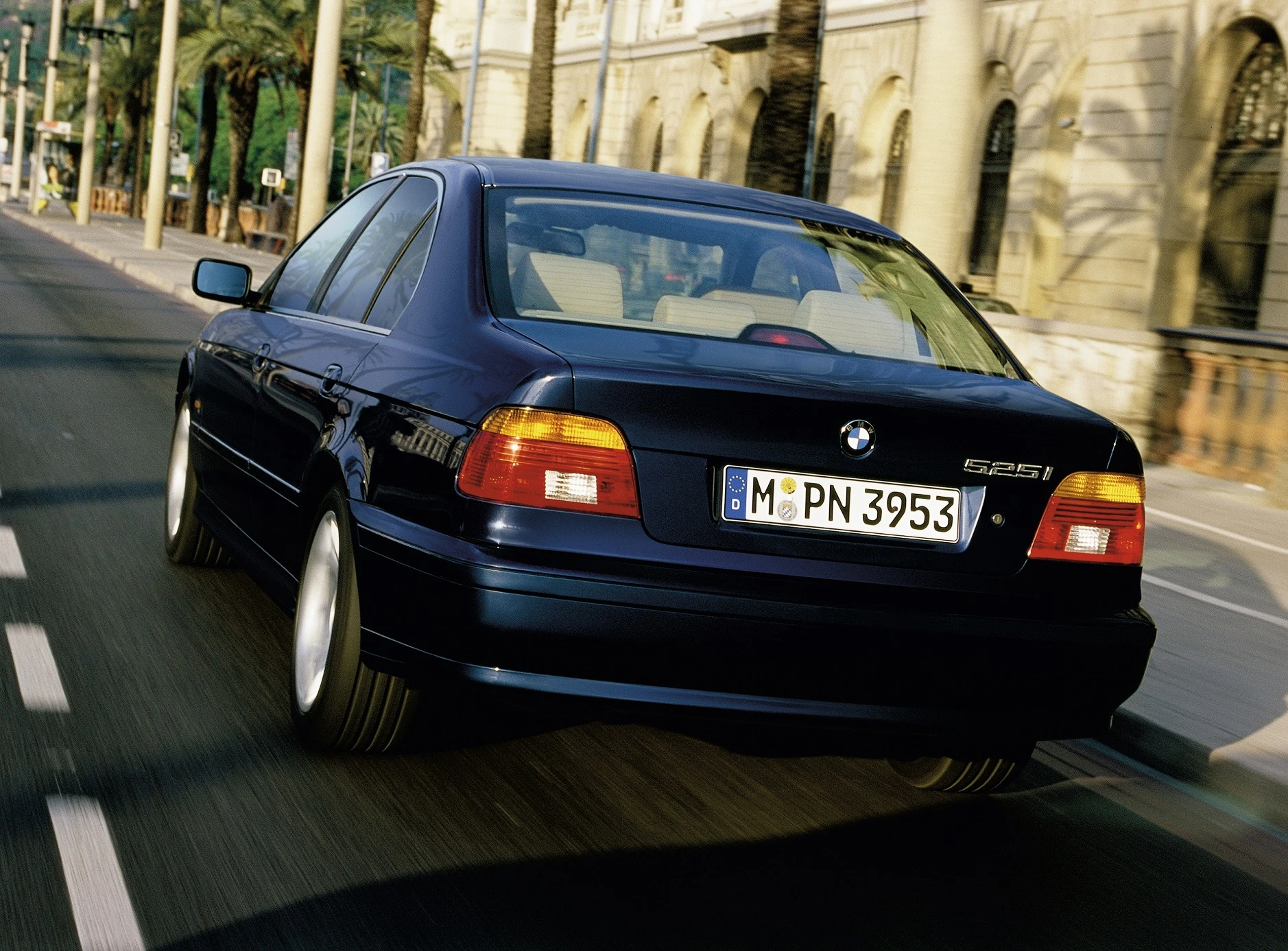 BMW 5er Limousine E39 LCI Aussenansicht Heck schräg dynamisch dunkelblau