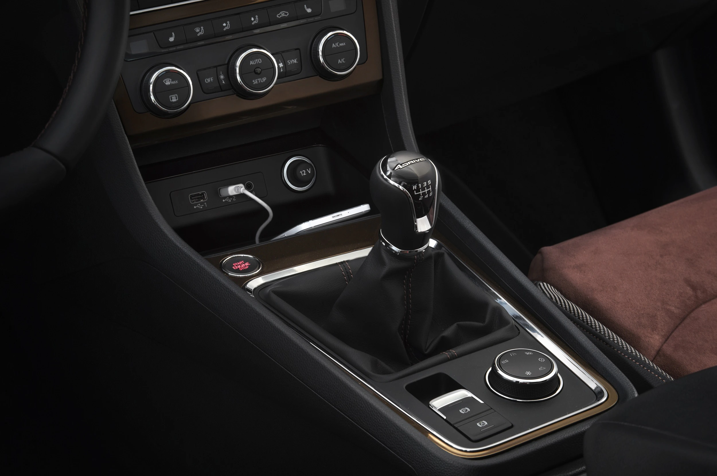 Gangschaltung eines Autos mit lederbezogenem Schaltknauf, Bedienelementen und integriertem USB-Anschluss.
