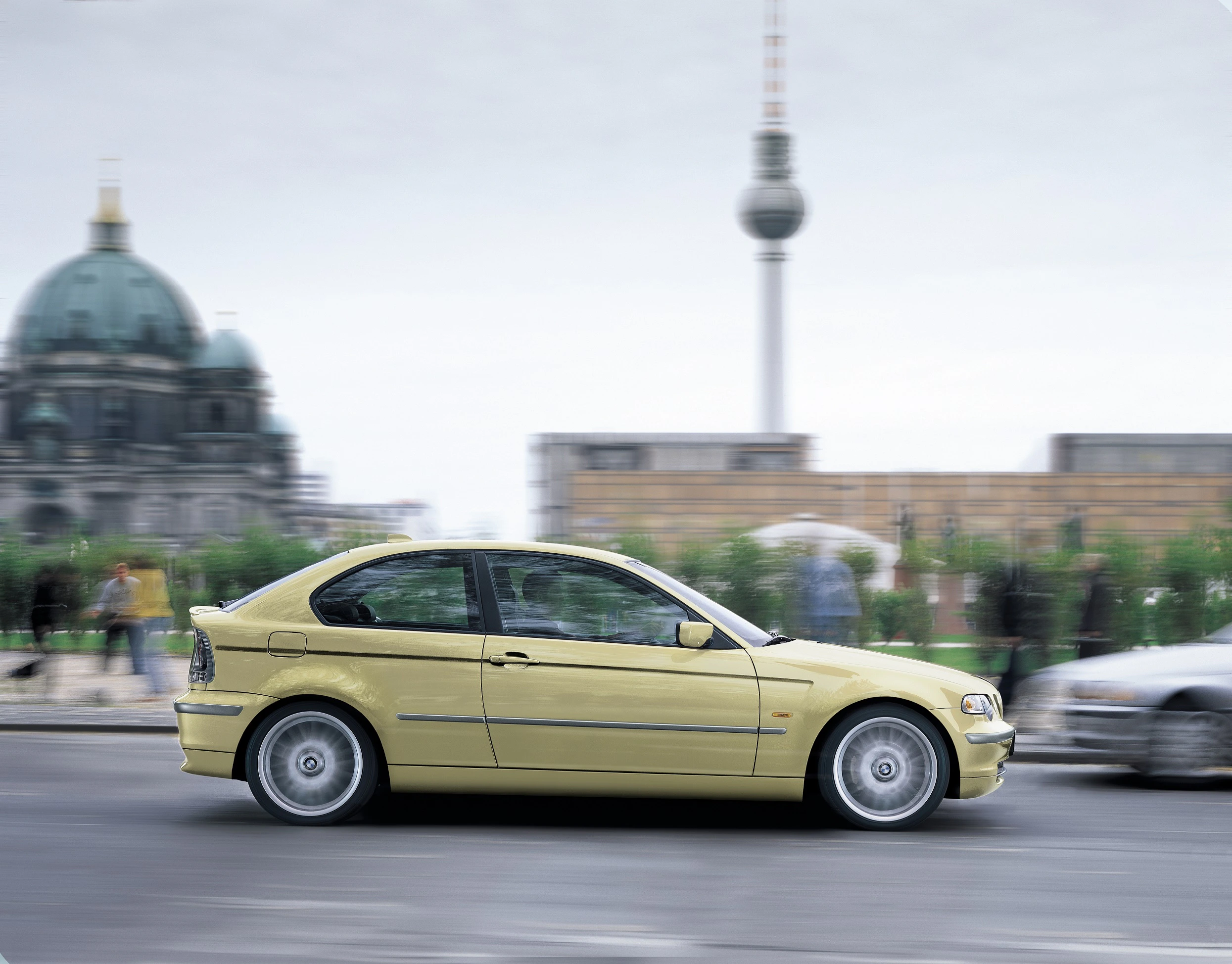 BMW 3er Compact E46 Aussenansicht Seite dynamisch gelb