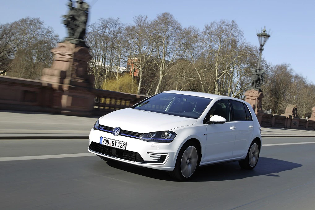 VW Golf 7 GTE Aussenansicht Front schräg dynamisch weiss