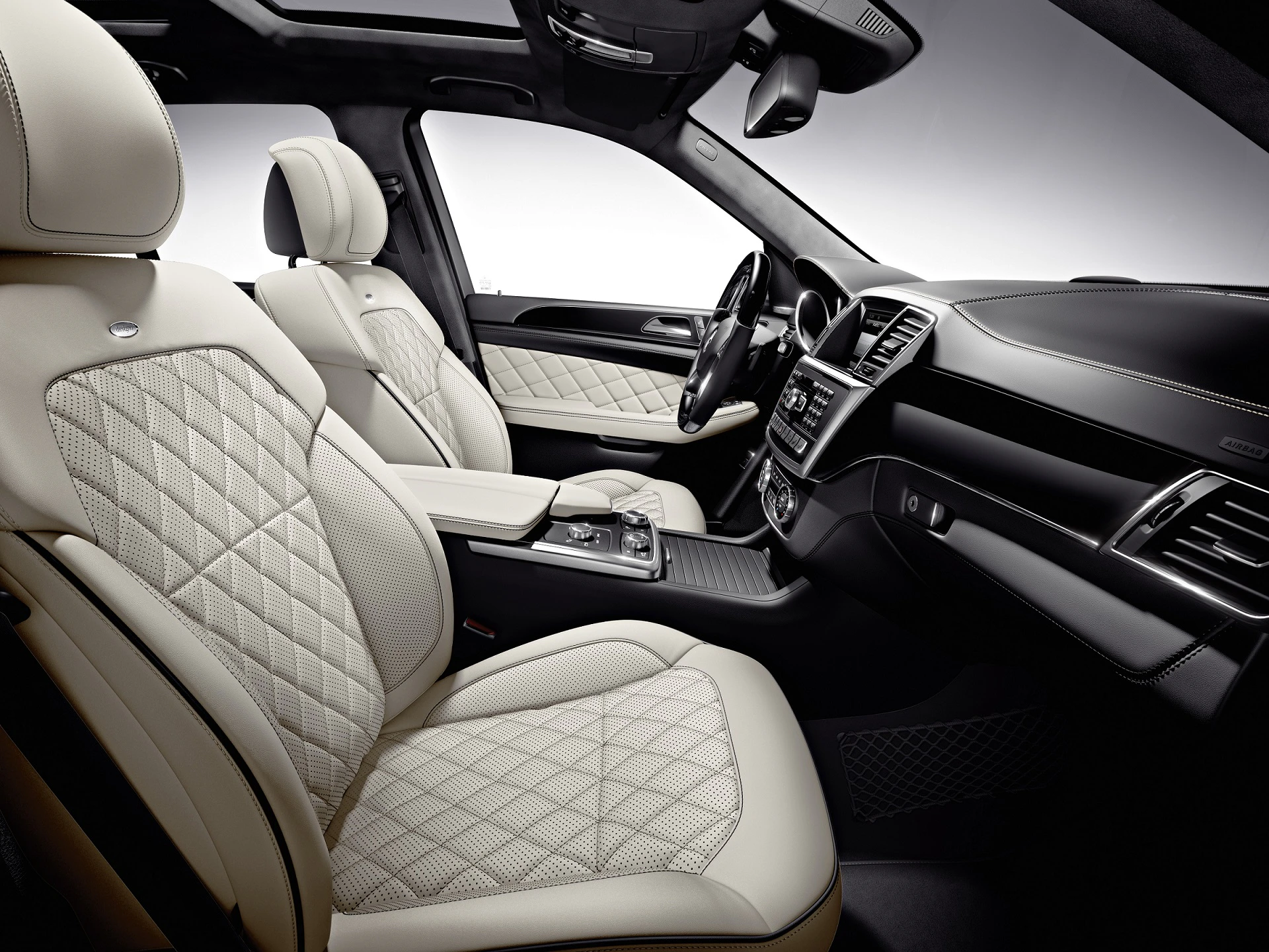Luxuriöser Autoinnenraum mit beigen Ledersitzen, diamantförmig abgesteppt. Schwarzes Armaturenbrett mit modernem Design und Panoramadach.
