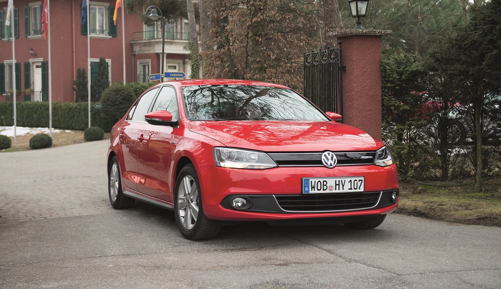 VW Jetta 6 Hybrid Aussenansicht Front schräg statisch rot