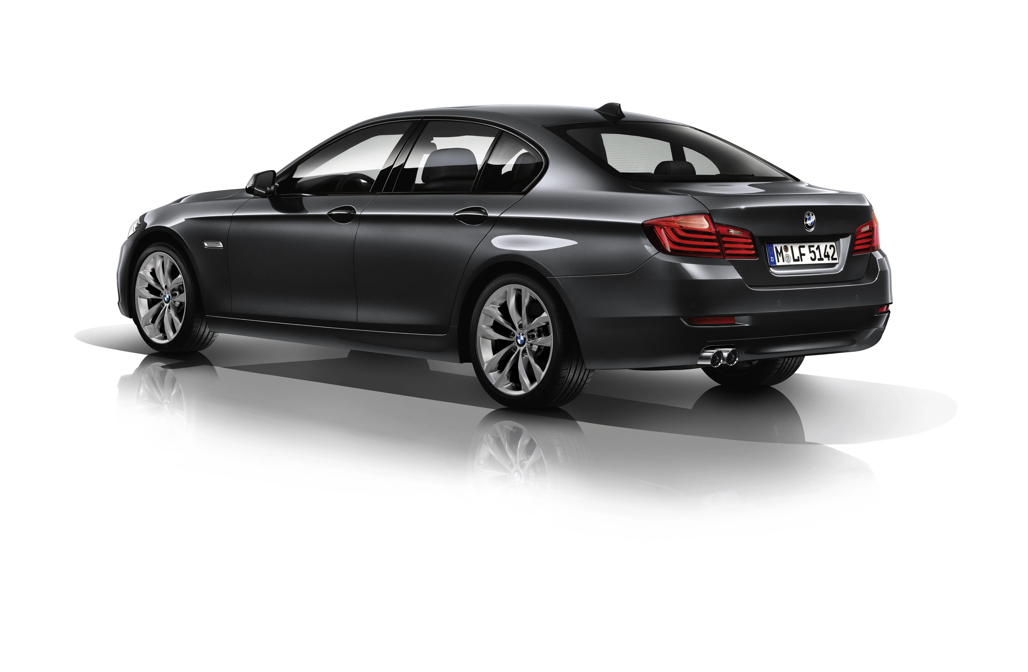 Dunkelgrauer BMW 5er Limousine von hinten, seitlich betrachtet, auf weißem Hintergrund. Fahrzeug hat Chromdetails und sportliches Design.