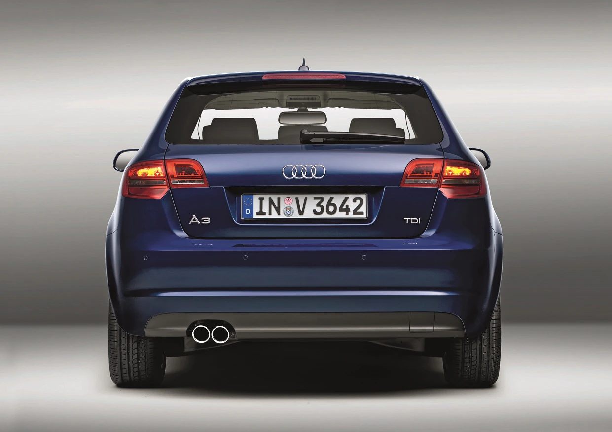 Rückansicht eines blauen Audi A3 mit Kennzeichen, zweifachem Auspuffrohr, markanten Rücklichtern und TDI-Bezeichnung auf grauem Hintergrund.