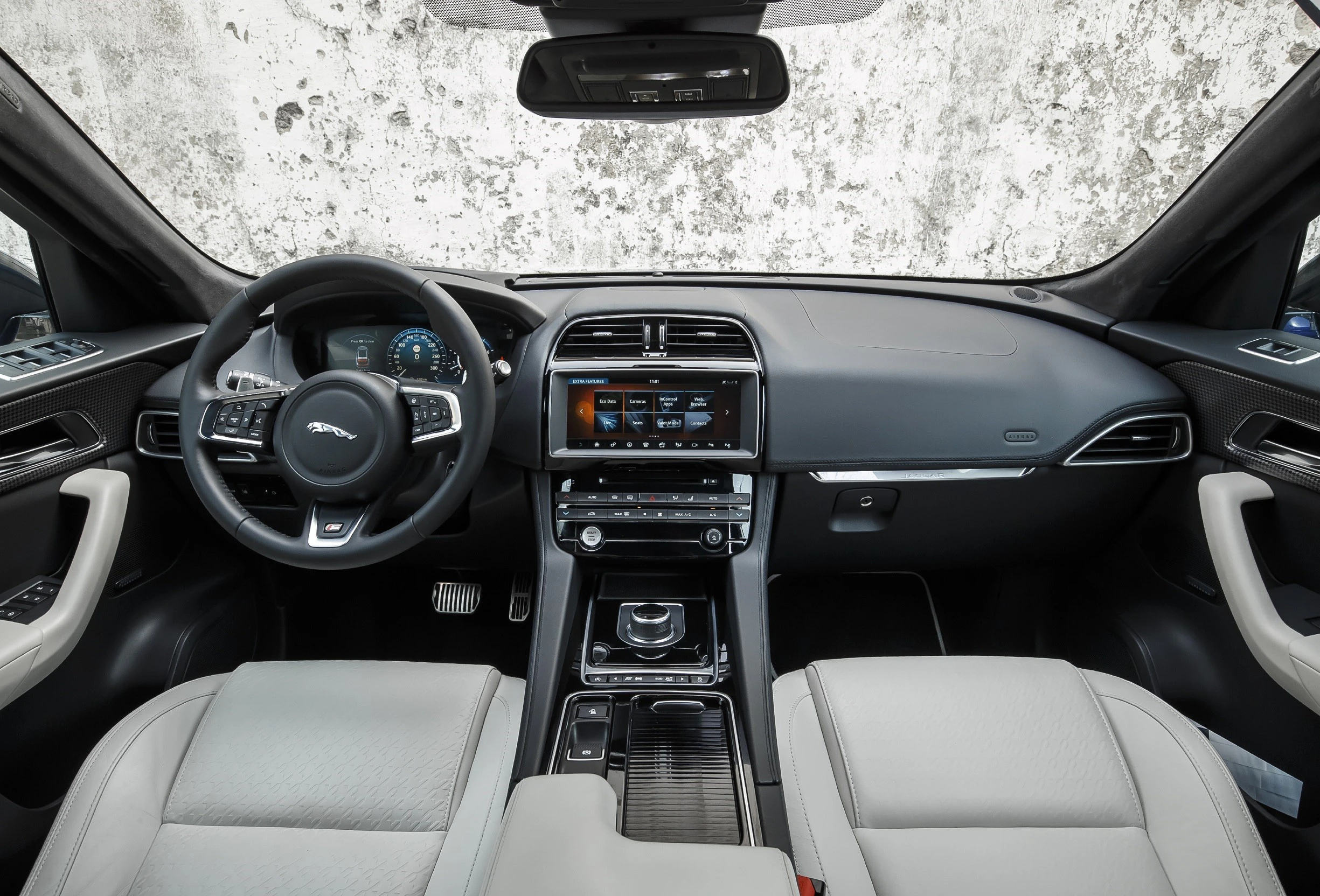 Jaguar F-Pace X761 Innenansicht statisch Vordersitze und Armaturenbret